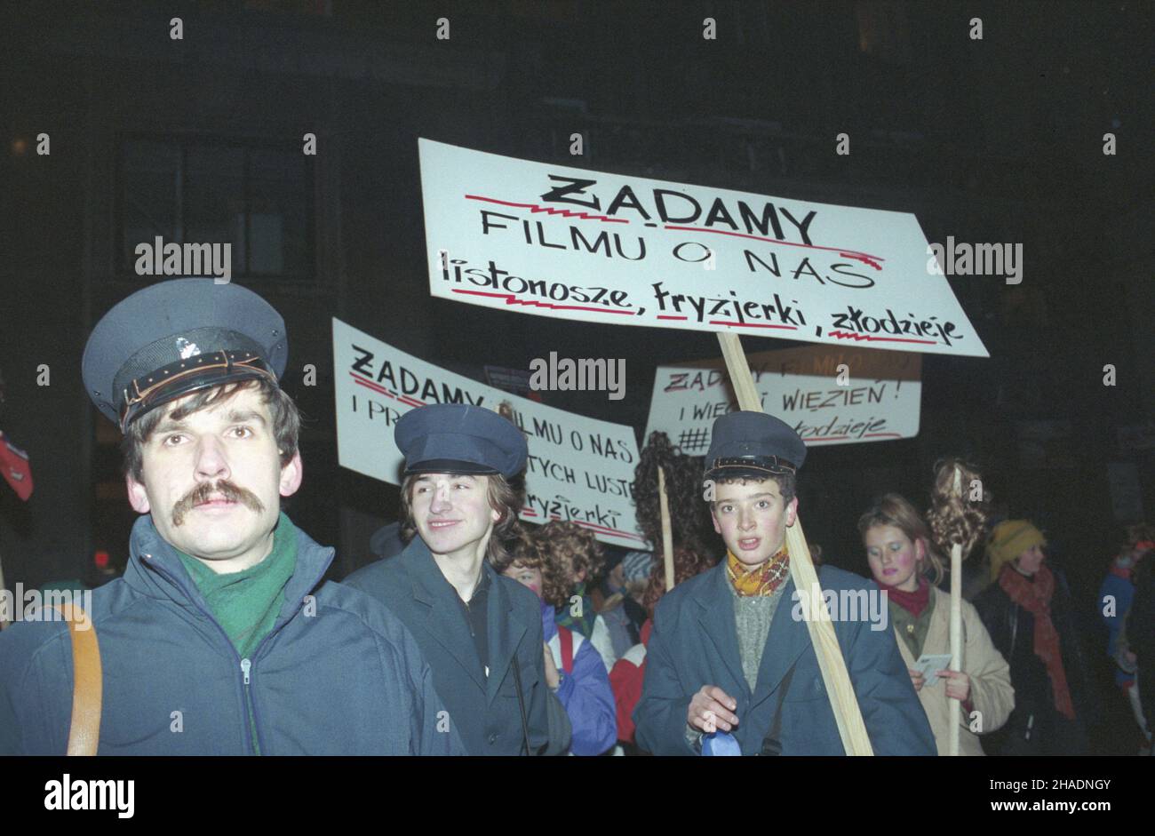 Warszawa 15.11.1993. M³odzie¿ promuje na ulicy wchodz¹c¹ do kin komediê pt. Naprawdê krótki film o mi³oœci, zabijaniu i jeszcze jednym przykazaniu, w re¿yserii Rafa³a Wieczyñskiego. mw PAP/Andrzej Rybczyñski Varsavia 15 novembre 1993. Youth colpisce le strade per promuovere la commedia di Rafal Wilczynski, intitolata Truly Short movie About Love, Killing e ancora un altro comandamento che stava per essere sugli schermi polacchi. mw PAP/Andrzej Rybczynski Foto Stock