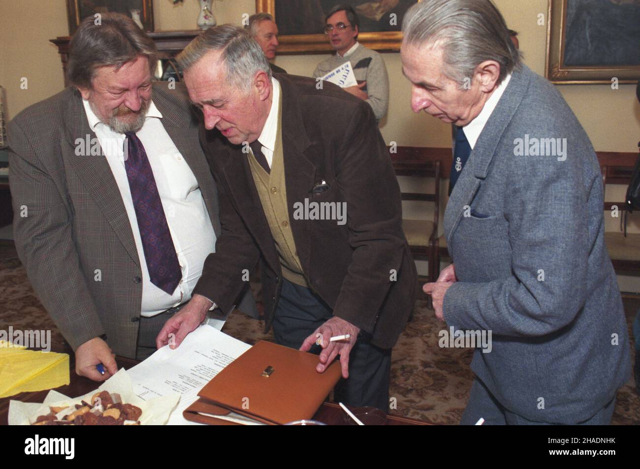 Warszawa 18.11.1993. Zjazd Zwi¹zku Literatów Polskich (ZLP) w Domu Literatury przy ulicy Krakowskie Przedmieœcie. Wymory nowych w³adz. NZ. od lewej: Prezes Zarz¹du G³ównego ZLP Piotr Muncewicz, Stanis³aw Goszczurny, wiceprezes ZG ZLP Les³aw M. Bartelski podczas przerwy w obradach. mw PAP/Adam Urbanek Varsavia 18 novembre 1993. Un congresso dell'Unione degli scrittori polacchi alla Casa della Letteratura in via Krakowskie Przedmiescie. L'elezione delle nuove autorità dell'Unione. Nella foto: presidente dell'organo di governo del sindacato Piotr Kuncewicz, Stanislaw Goszczurny, vicepresidente dell'Unione» Foto Stock