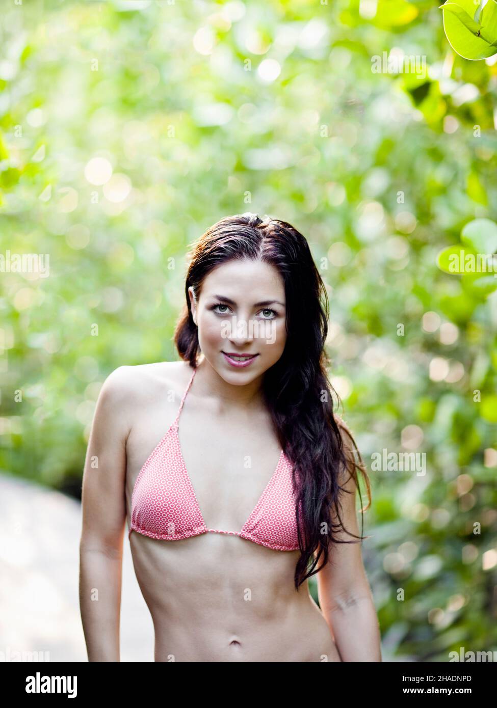 Donna in Bikini lungo un sentiero di mangrovie. Yao noi, Koh Yao noi, Thailandia. Foto Stock