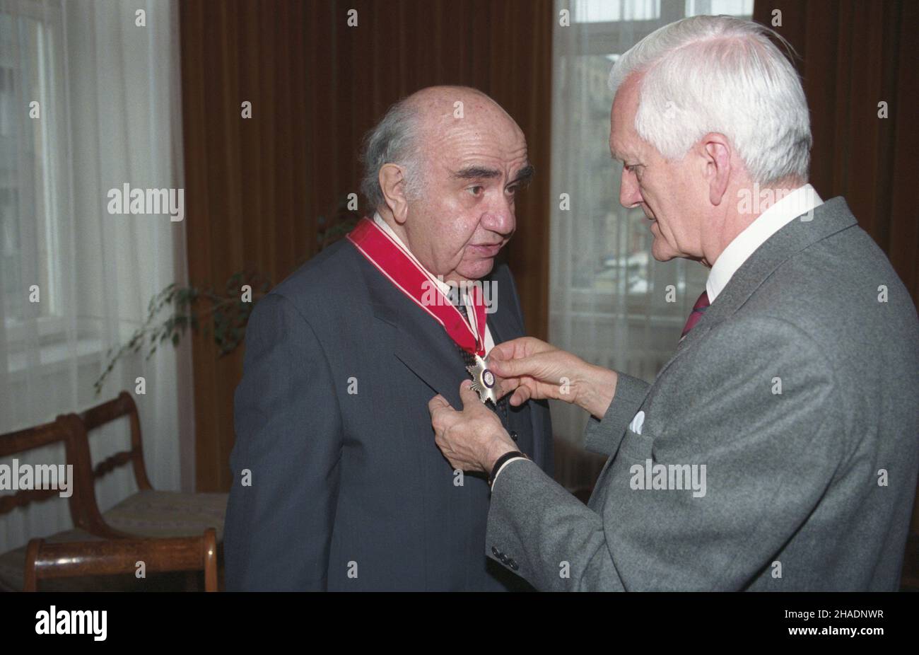 Warszawa 30.11.1993. Aleksander Bardini - aktor, re¿yser teatralny i filmowy obchodzi³ 17 listopada 80. Urodziny oraz jubileusz 60-lecia pracy artystycznej. Jubelat (L) odbiera z r¹k szefa Kancelarii Prezydenta Janusza Zió³kowskiego odznaczenie pañstwowe - Krzy¿ Komandorski z Gwiazd¹ Orderu Odrodzenia Polski. mw PAP/Janusz Mazur Varsavia 30 novembre 1993. Aleksander Bardini - attore, minaccia e regista il 17 novembre ha festeggiato il 80th° anniversario di nascita e il 60th° anniversario di lavoro artistico. Nella foto: Bardini (a sinistra) recava la Croce del Comandante con la Stella della Polonia Re Foto Stock