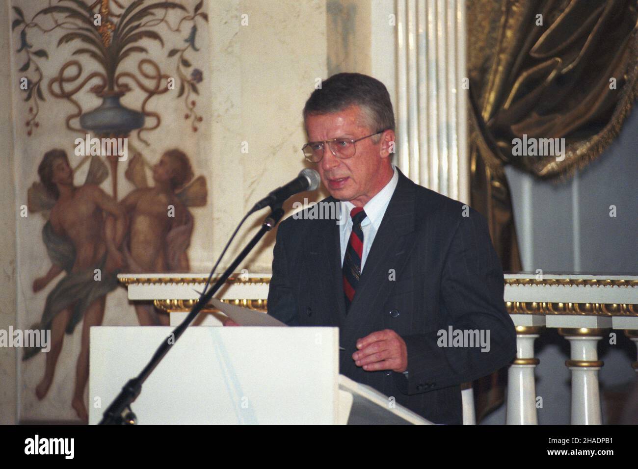 Warszawa 10.12.1993. Jubileusz 75-lecia adwokatury w Polsce w rocznicê powstania samorz¹du adwokackiego i wyboru Naczelnej Rady Adwokackiej (NRA). Uroczystoœci jubileuszowe odby³y siê w klasycystycznej sali balowej w pa³acu Na Wyspie w £azienkach Królewskich. Prawnik karnista, prof., zastêpca szefa Kancelarii Prezydenta RP Lech Falandysz. mta PAP/Adam Urbanek Varsavia 10 dicembre 1993. Il 75th° anniversario della professione legale della Polonia è stato celebrato in una sala da ballo classicistica nel Palazzo sull'Isola nel Parco reale Lazienki. Nella foto: Avvocato, professore, vice capo del Pol Foto Stock