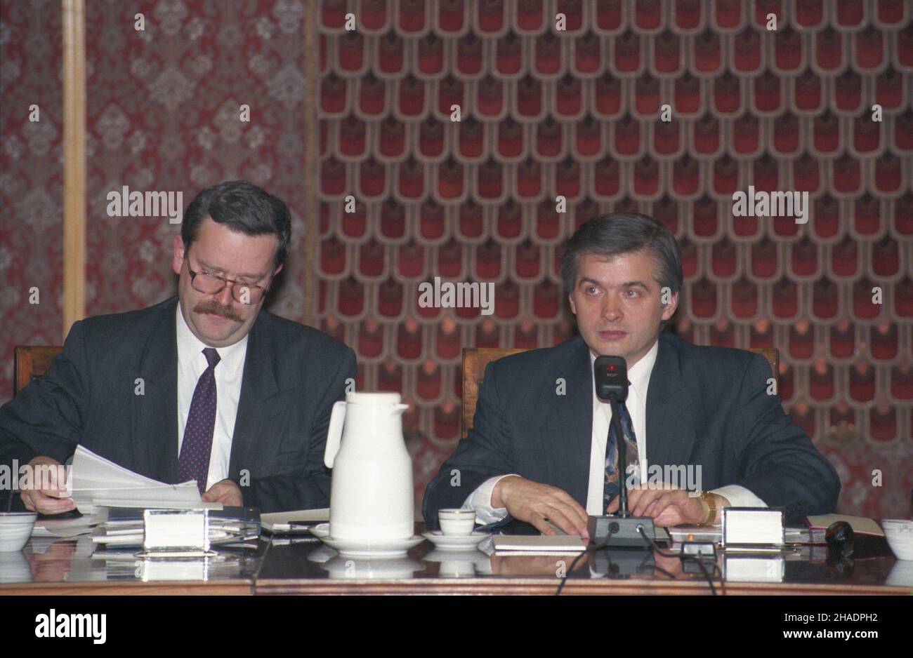 Warszawa 17.12.1993. Posiedzenie Komitetu Spo³eczno-Politycznego Rady Ministrów w gmachu Urzêdu Rady Ministrów. Nekretarz rz¹du Grzegorz Rydlewski (L) i wicePremier, ministro sprawiedliwoœci W³odzimierz Cimoszewicz. mta PAP/Teodor Walczak Varsavia 17 dicembre 1993. Gabinetto Comitato politico-sociale riunito presso la sede del Consiglio dei ministri. Nella foto: Il segretario del governo Grzegorz Rydlewski (L) e il vice primo ministro, il ministro della giustizia Wlodzimierz Cimoszewicz. mta PAP/Teodor Walczak Foto Stock