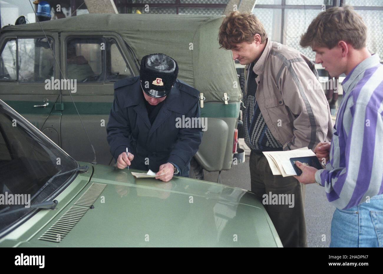 Terespol 17.12.1993. Turystyka zakupowa, przedœwi¹teczny, wzmo¿ony ruch na przejœciach granulznych z Bia³orusi¹. NZ. Odprawa paszportowa. mta PAP/Miros³aw Trembecki Terespol 17 dicembre 1993. Acquisti di turismo, traffico natalizio ingorghi ai valichi di frontiera con la Bielorussia. Nella foto: Controllo del passaporto. mta PAP/Miroslaw Trembecki Foto Stock