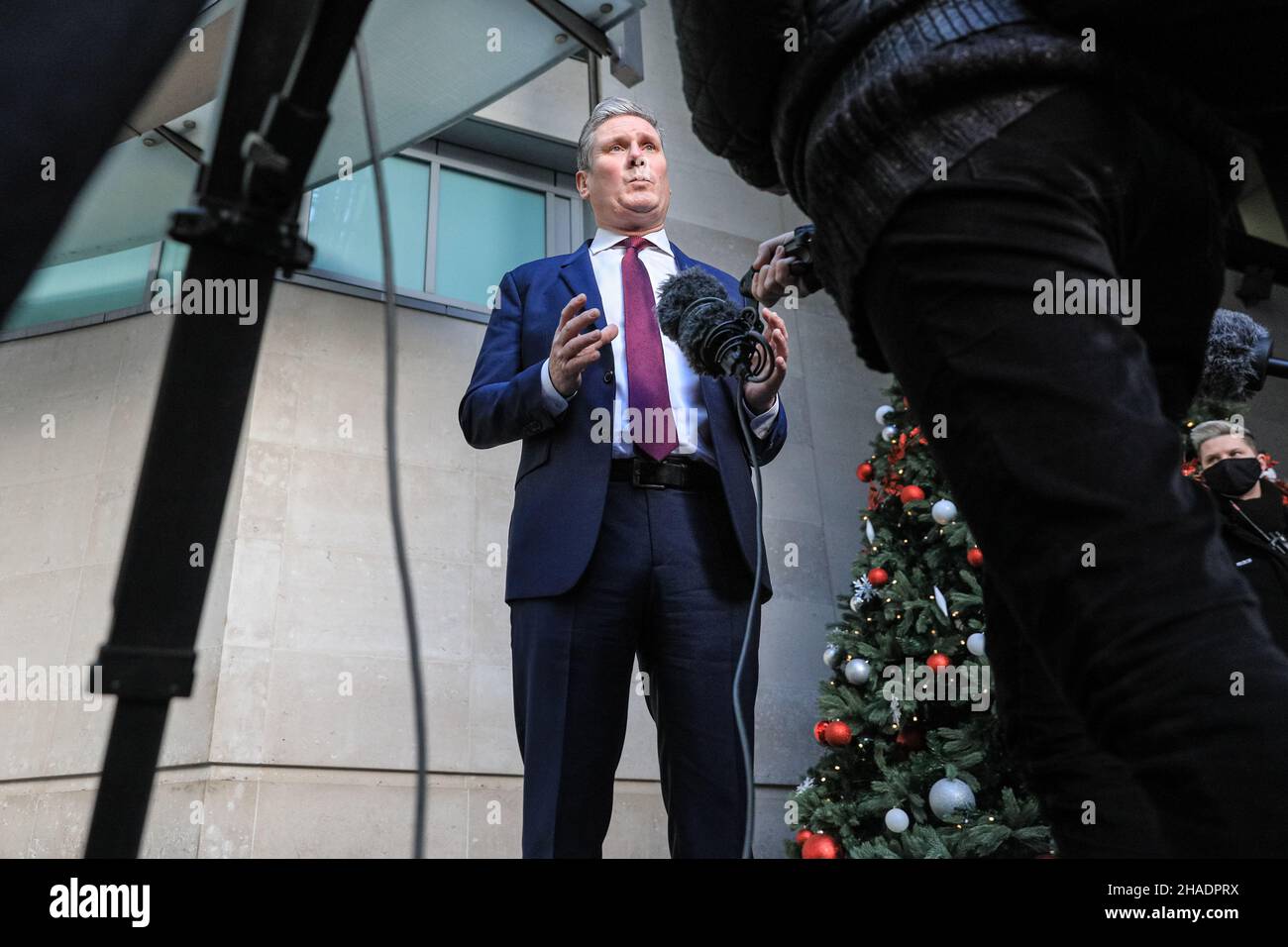 Londra, Regno Unito. 12th Dic 2021. Sir Keir Stammer KCB QC MP, leader del partito laburista, esce dalla sede della BBC a Londra e viene intervistato, in seguito ad una apparizione all'Andrew Marr Show. Starmer ha reagito all'ultima serie di misure covide proposte, nonché alla posizione di PM Boris Johnson sulle presunte feste natalizie a Downing Street e in diversi dipartimenti governativi. Credit: Imagplotter/Alamy Live News Foto Stock