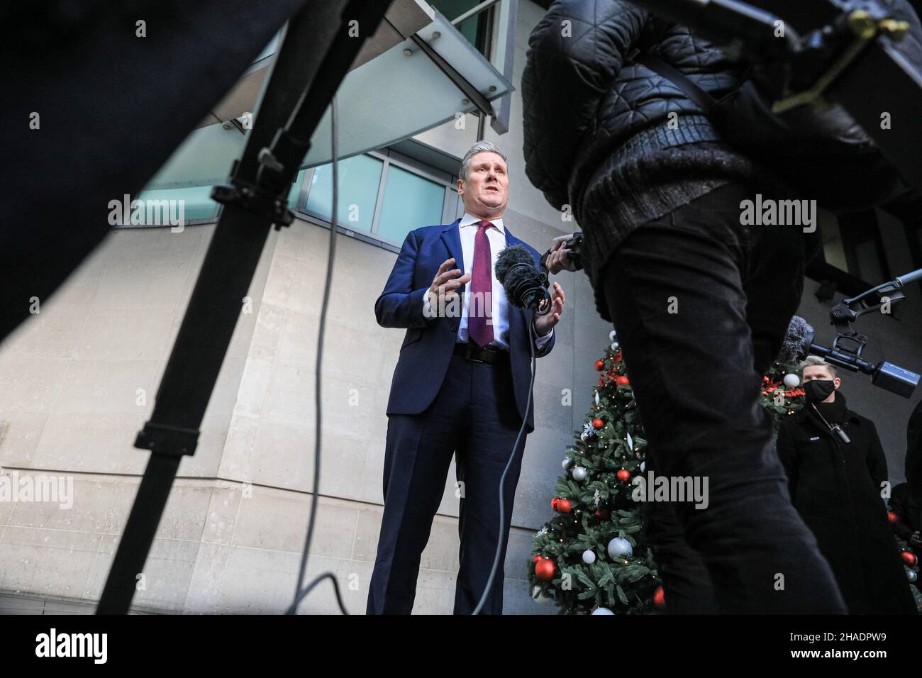 Londra, Regno Unito. 12th Dic 2021. Sir Keir Stammer KCB QC MP, leader del partito laburista, esce dalla sede della BBC a Londra e viene intervistato, in seguito ad una apparizione all'Andrew Marr Show. Starmer ha reagito all'ultima serie di misure covide proposte, nonché alla posizione di PM Boris Johnson sulle presunte feste natalizie a Downing Street e in diversi dipartimenti governativi. Credit: Imagplotter/Alamy Live News Foto Stock