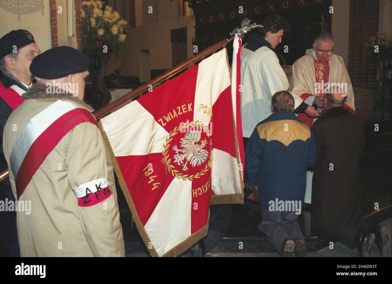 Warszawa 27.12.1993. Uroczystoœci z okazji 75 rocznicy wybuchu powstania wielkopolskiego. W archivatedrze pw. œw. Jana Chrzciciela msza œw. dziêkczynna za zwyciêstwo powstañców i przy³¹czenie Wielkopolski do II Rzeczypospolitej. mta PAP/Adam Urbanek Varsavia 27 dicembre 1993. Cerimonie che segnano il 75th° anniversario dello scoppio della rivolta di Wielkopolska. Nella foto: Messa del Ringraziamento presso l'Archcattedrale di San Giovanni Battista per la vittoria della Polonia contro la Germania e l'incorporazione della regione di Wielkopolska in Polonia. mta PAP/Adam Urbanek Foto Stock