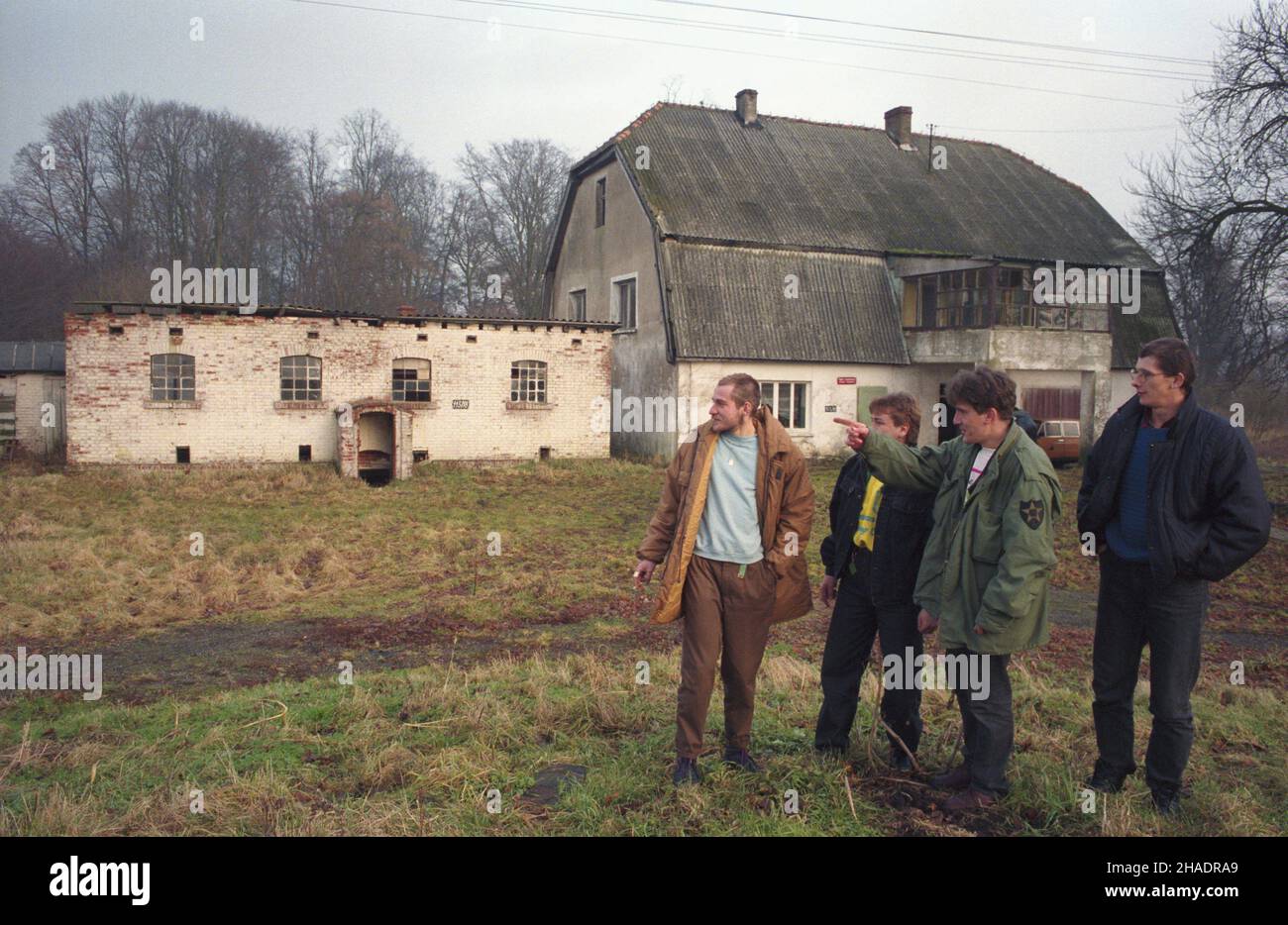 €agiewniki 01,1994. Agencja W³asnoœci Rolnej Skarbu Pañstwa Oddzia³ Terenowy w Szczecinie przekaza³a w dzier¿awê stowarzyszeniu Monar pusty budynek mieszkalny oraz zabudowania gospodarcze. W nowym oœrodku w £agiewnikach w gminie Resko przebywaæ bêd¹ bezdomni mê¿czyŸni. msa PAP/Jerzy Undro Dok³adny dzieñ wydarzenia nieustalony. Lagiewniki Gennaio 1994. L'Agenzia di proprietà agricola di Stato, Capitolo a Szczecin, ha affittato un edificio abbandonato all'associazione monare che offre aiuti ai tossicodipendenti e ai senzatetto. Il nuovo centro di Lagiewniki fornirà rifugio agli senzatetto. Foto Stock