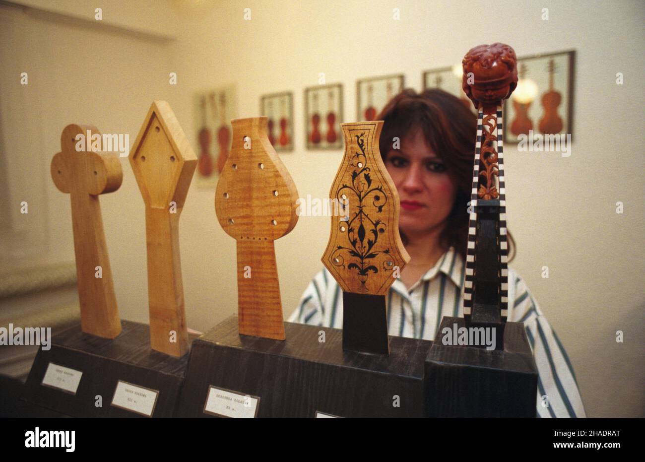 Poznañ 01,1994. Zak³ad Lutnittha Artystycznego Akademii Muzycznej w Poznaniu. modele skrzynek ko³kowych instrumentów strunowych z RÓ¿nych epok. msa Romuald Królak Dok³adny dzieñ wydarzenia nieustalony. Poznan Gennaio 1994. L'impianto artistico per la produzione di violini dell'Accademia di Musica di Poznan. Nella foto: Modelli di pickbox per strumenti a corda di periodi diversi. msa Romuald Krolak Data evento sconosciuta. Foto Stock