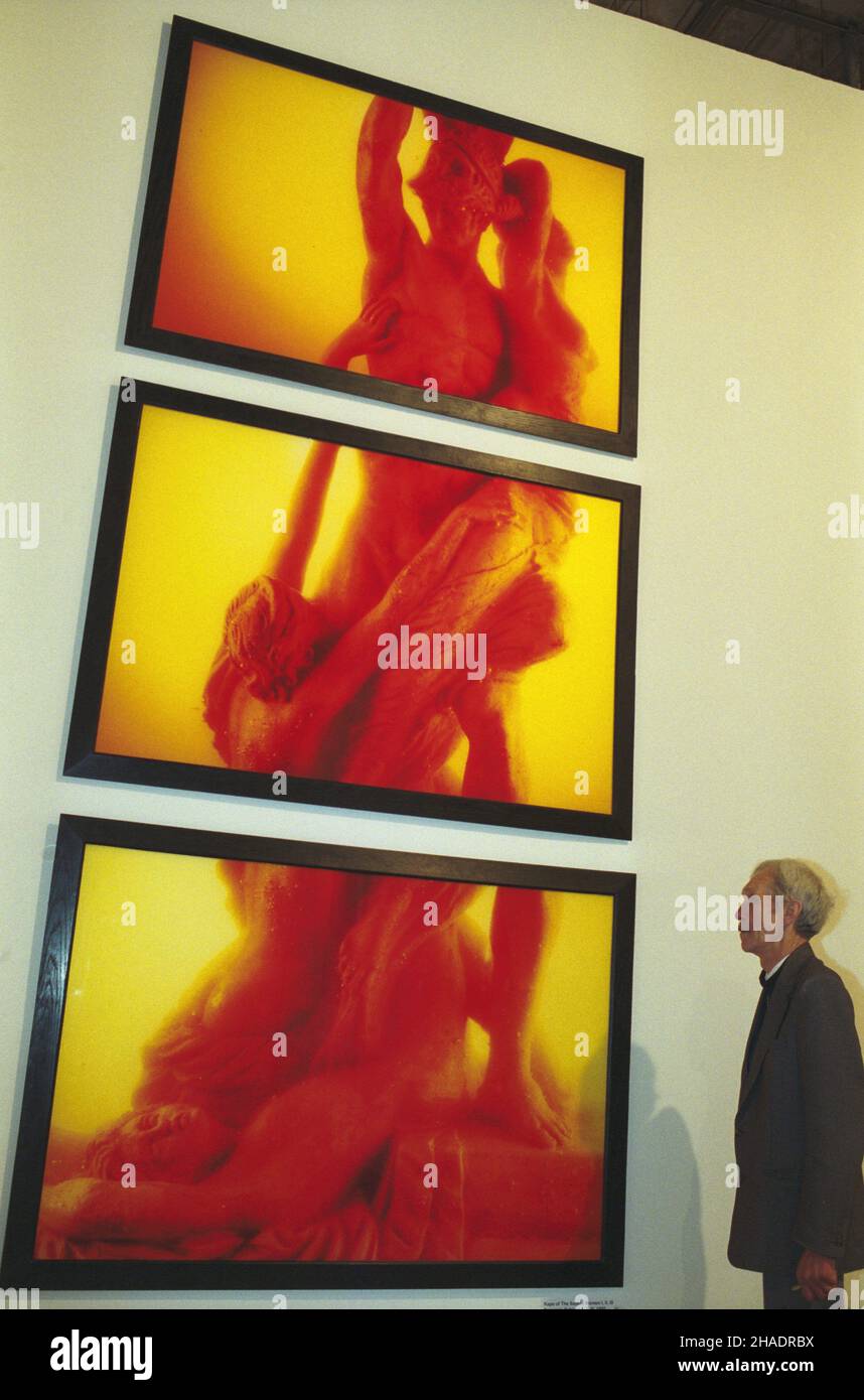 Warszawa 01,1994. Centrum Sztuki Wspó³czesnej Zamek Ujazdowski. Wystawa prac amerykañskiego fotografika Andreasa Serreno z lat 1986-1992, prezentowana w styczniu i lutym. msa PAP/Andrzej Rybczyñski Dok³adny dzieñ wydarzenia nieustalony. Varsavia Gennaio 1994. Il Castello di Ujazdowski Centro di Arte Contemporanea la mostra di lavoro del fotografo americano Andreasa Serreno girato dal 1986 to1992, presentato in gennaio e febbraio. msa PAP/Andrzej Rybczynski data esatta sconosciuta. Foto Stock