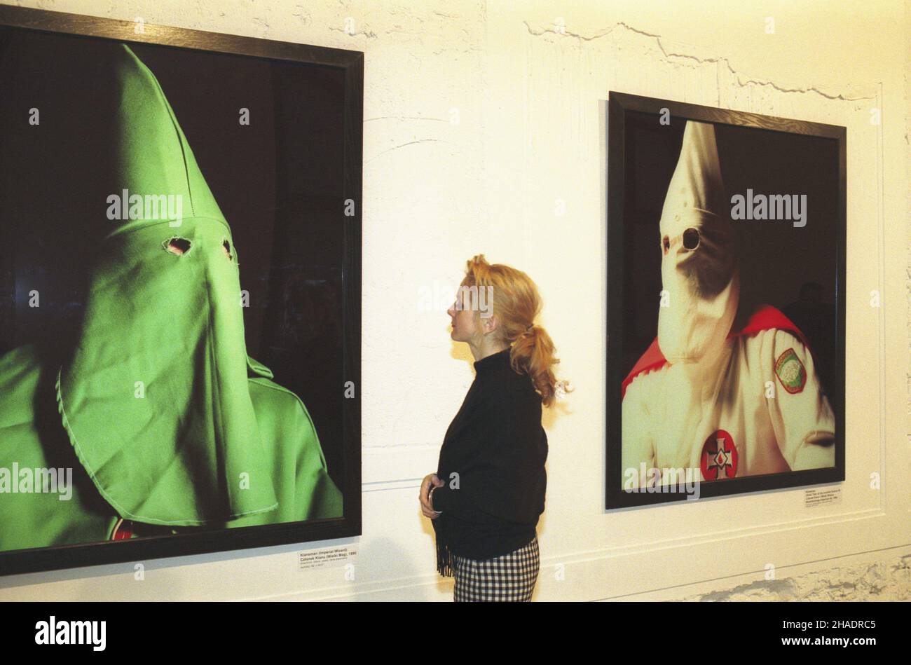 Warszawa 01,1994. Centrum Sztuki Wspó³czesnej Zamek Ujazdowski. Wystawa prac amerykañskiego fotografika Andreasa Serreno z lat 1986-1992, prezentowana w styczniu i lutym. msa PAP/Andrzej Rybczyñski Dok³adny dzieñ wydarzenia nieustalony. Varsavia Gennaio 1994. Il Castello di Ujazdowski Centro di Arte Contemporanea la mostra di lavoro del fotografo americano Andreasa Serreno girato dal 1986 to1992, presentato in gennaio e febbraio. msa PAP/Andrzej Rybczynski data esatta sconosciuta. Foto Stock