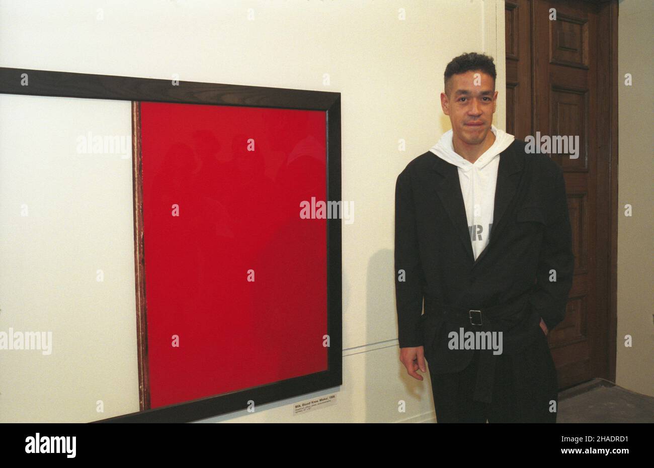 Warszawa 01,1994. Centrum Sztuki Wspó³czesnej Zamek Ujazdowski. Wystawa prac amerykañskiego fotografika Andreasa Serreno (nz.) z lat 1986-1992, prezentowana w styczniu i lutym. msa PAP/Andrzej Rybczyñski Dok³adny dzieñ wydarzenia nieustalony. Varsavia Gennaio 1994. Il Castello di Ujazdowski Centro di Arte Contemporanea la mostra di lavoro del fotografo americano Andreasa Serreno (nella foto) girato dal 1986 to1992, presentato in gennaio e febbraio. msa PAP/Andrzej Rybczynski data esatta sconosciuta. Foto Stock