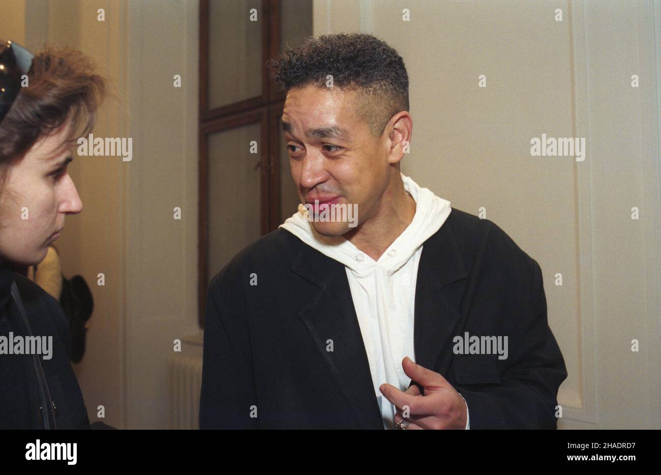 Warszawa 01,1994. Centrum Sztuki Wspó³czesnej Zamek Ujazdowski. Wystawa prac amerykañskiego fotografika Andreasa Serreno (nz.) z lat 1986-1992, prezentowana w styczniu i lutym. msa PAP/Andrzej Rybczyñski Dok³adny dzieñ wydarzenia nieustalony. Varsavia Gennaio 1994. Il Castello di Ujazdowski Centro di Arte Contemporanea la mostra di lavoro del fotografo americano Andreasa Serreno (nella foto) girato dal 1986 to1992, presentato in gennaio e febbraio. msa PAP/Andrzej Rybczynski data esatta sconosciuta. Foto Stock