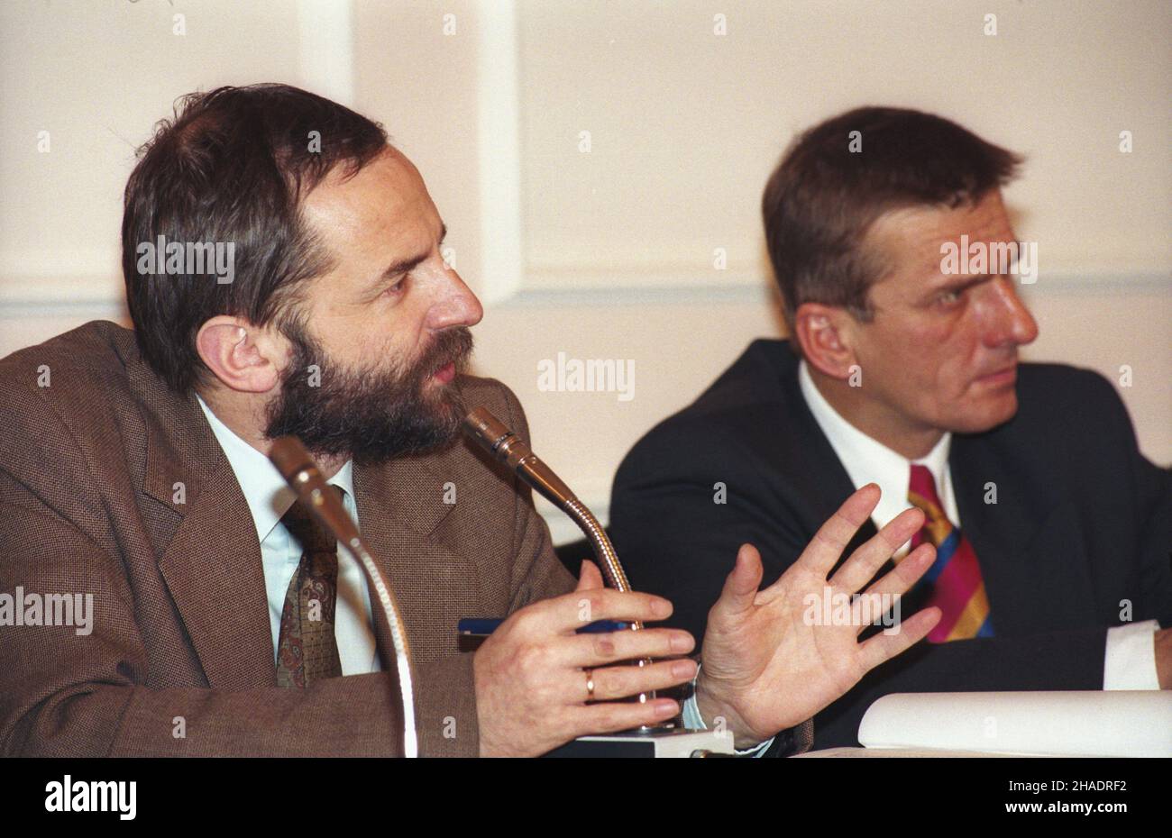 Warszawa 01,1994. Sejm Rzeczypospolitej Polskiej. Posiedzenie Komisji Kultury i Œrodków Przekazu. NZ. przewodnicz¹cy Komisji Juliusz Braun (L) i cz³onek Komisji pose³ Andrzej Urbañczyk. msa PAP/Andrzej Rybczyñski Dok³adny dzieñ wydarzenia nieustalony. Varsavia Gennaio 1994. Sejm della Polonia (la Camera bassa del parlamento). Una seduta della commissione per la cultura e i mezzi di comunicazione di massa. Nella foto: Il presidente del comitato Juliusz Braun (L) e il membro del Comitato MP Andrzej Urbanczyk. msa PAP/Andrzej Rybczynski giorno evento sconosciuto Foto Stock