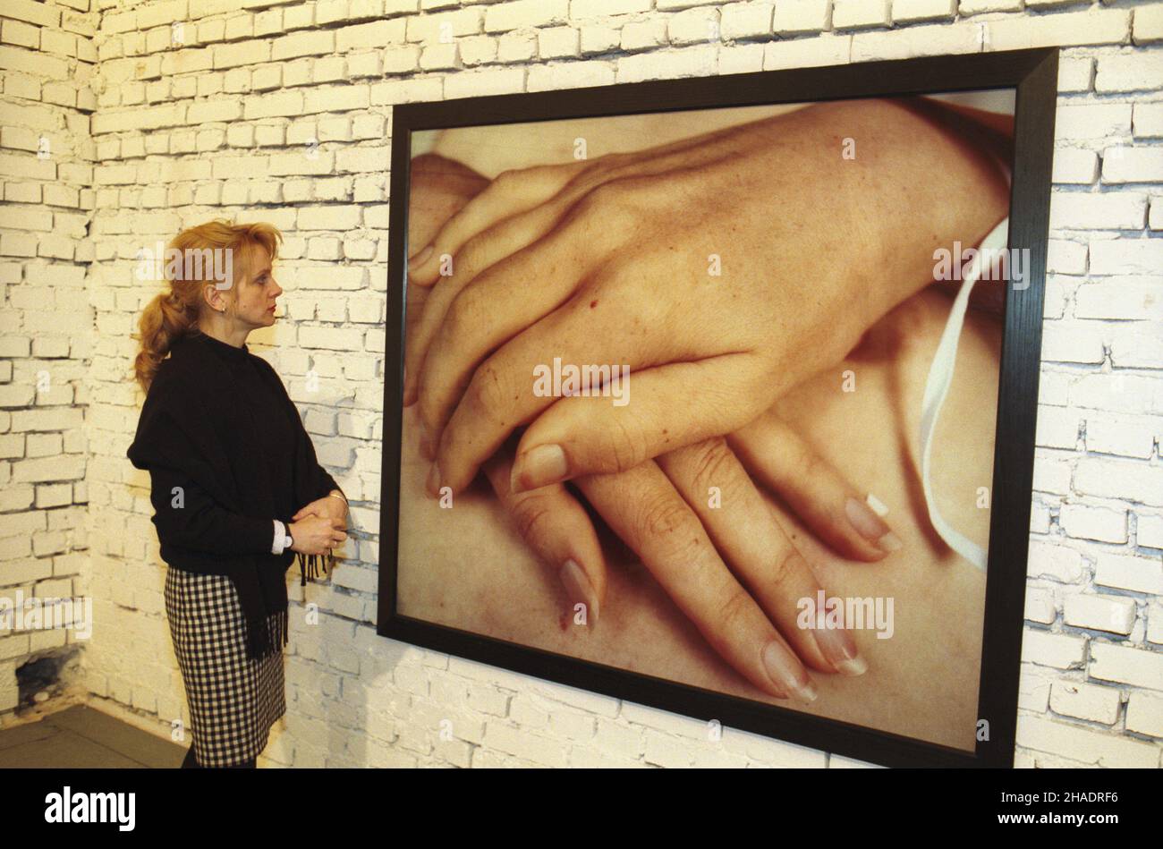 Warszawa 01,1994. Centrum Sztuki Wspó³czesnej Zamek Ujazdowski. Wystawa prac amerykañskiego fotografika Andreasa Serreno z lat 1986-1992, prezentowana w styczniu i lutym. msa PAP/Andrzej Rybczyñski Dok³adny dzieñ wydarzenia nieustalony. Varsavia Gennaio 1994. Il Castello di Ujazdowski Centro di Arte Contemporanea la mostra di lavoro del fotografo americano Andreasa Serreno girato dal 1986 to1992, presentato in gennaio e febbraio. msa PAP/Andrzej Rybczynski data esatta sconosciuta. Foto Stock