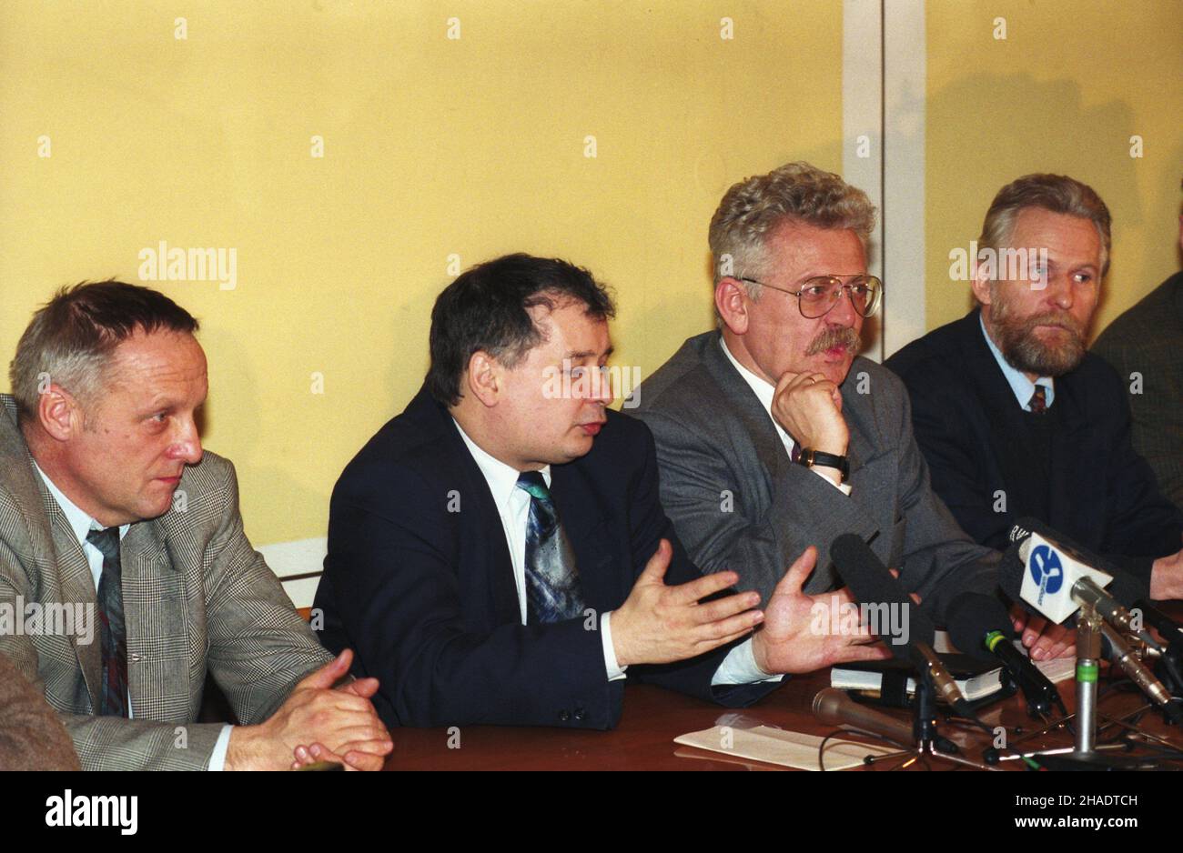 Warszawa 23.01.1994. Konferencja prasowa partii wspó³tworz¹cych prawicow¹ koalicjê. Koalicjanci zapowiedzieli utworzenie w przysz³oœci jednej partii. Chrzeœcijañsko lewej: Wiceprezes Zjednoczenia Niesio³owski-Narodowego (ZChN) Stefan Jaros³aw Kaczyñski, prezes Porozumienia Centrum (PC), przewodnicz¹cy, przewodnicz¹cy Ruchu dla Rzeczypospolitej (RDR) Romuald Szeremietiew, Rybczyñski PolPL Stronnictha Ludowel-Porozowiego sa/Pánskij Varsavia 23 gennaio 1994. Conferenza stampa dei partiti che formano una coalizione di destra. La coalizione memb Foto Stock