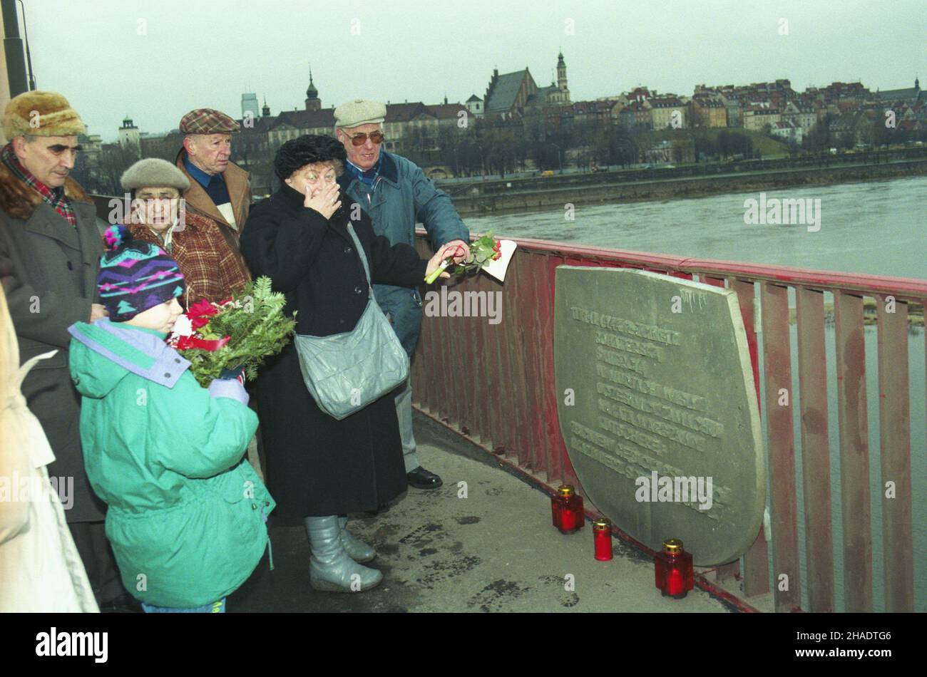 Warszawa 01.02.1994. 50 rocznica zamachu na Franza Kutscherê - kata Warszawy, dowódcy SS i polizii niemieckiej w stolicy. Upamiêtnienie tragicznej œmierci dwóch uczestników zamachu na Kutscherê, Kazimierza Scotta ps. Sokó³ i Zbigniewa Gêsickiego ps. Juno, którzy zostali osaczeni przez Niemców na moœcie Kierbedzia, rzucili siê z mostu do Wis³y i w wyniku ostrza³u ponieœli œmieræ. NZ. przy tablicy pami¹tkowej na moœcie Œl¹sko-D¹browskim (dawniej Kierbedzia) m.in. Uczestniczka akcji bojowej - Kutschera Maria Stypu³kowska-Chojecka (2P) ps. Kama z batalionu AK Parasol, wnuk Zbigniewa Gêsickiego (z Foto Stock