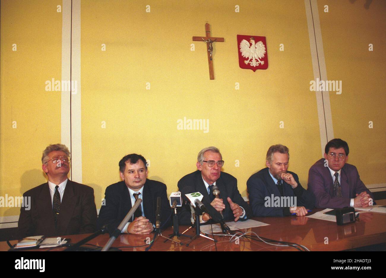 Warszawa 04.02.1994. Konferencja prasowa partii wspó³tworz¹cych prawicow¹ koalicjê po wspólnym posiedzeniu ugrupowañ, które wed³ug deklaracji koalicjantów by³o krokiem ku stwarzeniu wspólnej partii prawicowej. de lewej: przewodnicz¹cy Ruchu dla Rzeczypospolitej (RDR) Romuald Szeremietiew, prezes Porozumienia Centrum (PC) Jaros³aw Kaczyñski, przewodnicz¹cy Polskiego Stronnictha Ludowego-Porozumienia Ludowzes (PSL-PL) Gabriel Janowowski, wicepreZjedzego Rybczyñski Chrzeœcijañsko Nánoki Názeki (Czodzánskij) Rnskij-Nánskij Varsavia, Polonia, 04 febbraio 1994. (L-R) Leade Foto Stock