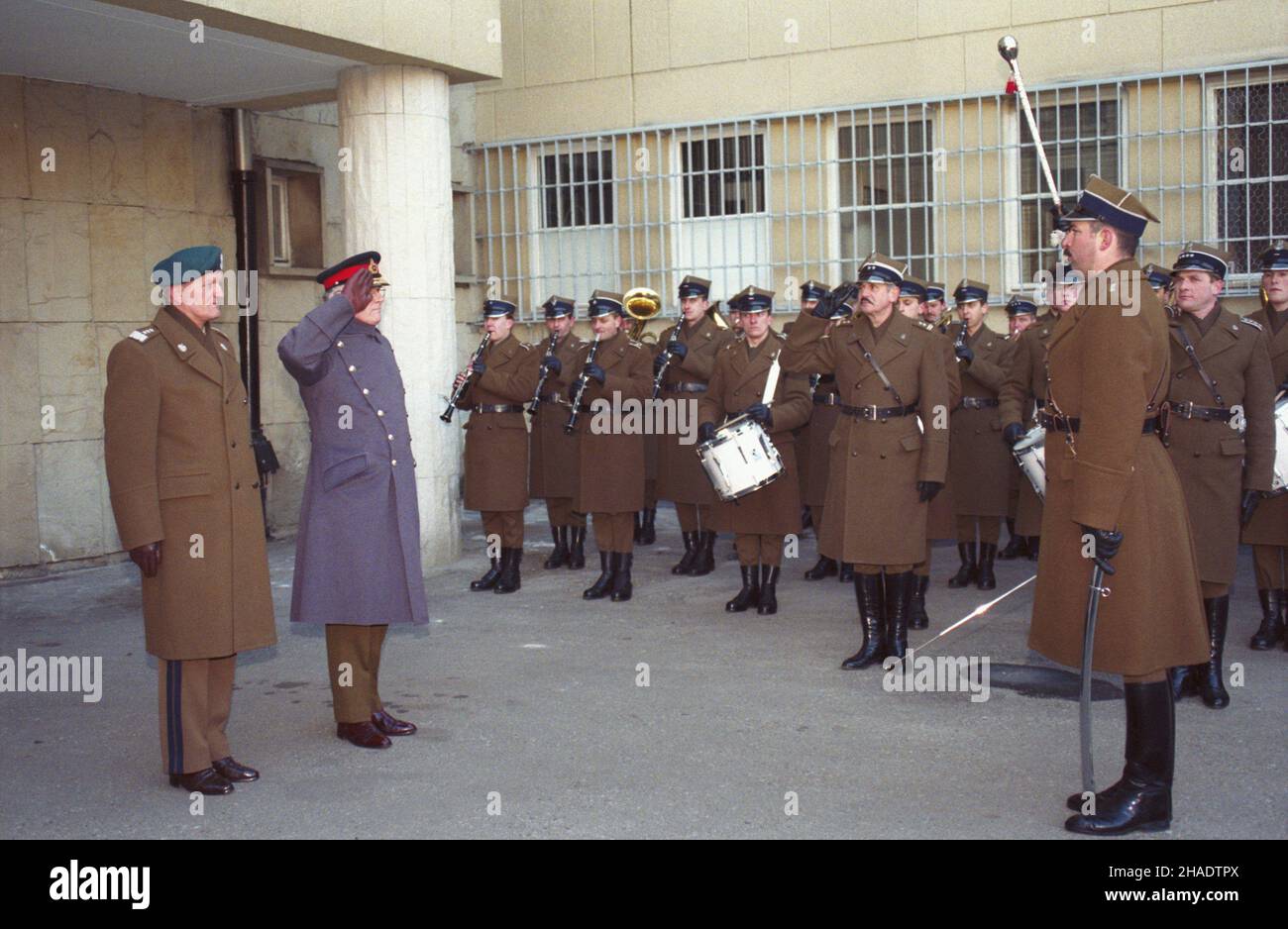 Warszawa 14.02.1994. Sztab Generalny Wojska Polskiego przy ulicy Rakowieckiej. Wizyta przewodnicz¹cego Komitetu Wojskowego NATO marsza³ka Richarda Vincenta. Zef Sztabu Generalnego Wojska Polskiego genera³ broni Tadeusz Wilecki (L) i marsza³ek Vincent (2L) odbieraj¹ uroczysty meldunek. js PAP/Adam Urbanek Varsavia 14 febbraio 1994. Il quartier generale dell'Esercito Polacco in Rakowiecka Street. La visita del Presidente del Comitato militare della NATO, Field Marshal Sir Richarda Vincenta. Nella foto: capo dello stato maggiore dell'esercito polacco, tenente generale Tadeusz Wilecki (a sinistra), Sir Vincent (2nd a sinistra) r Foto Stock