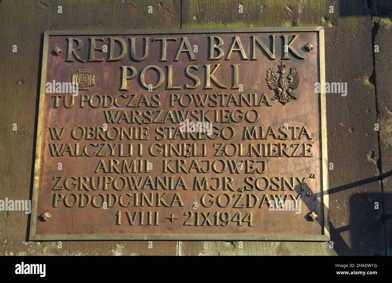 Warszawa 16.02.1994. Reduta Bank Polski Pprzy ulicy Bielañskiej. Zabytkowy budynek przedwojennej siedziby Banku Polskiego, powsta³ w latach 1907-11, simbolo obrony Starego Miasta w czasie Powstania Warszawskiego 1944 roku, prawie ca³kowicie wyburzony po wojnie. NZ. Tablica pami¹tkowa na œcianie pozosta³ego skrzyd³a zachodniego budowli. js PAP/Adam Urbanek Varsavia 16 febbraio 1994. Reduta Bank Polski in via Bielanska. Un edificio storico della sede pre-bellica di Bank Polski, costruito nel 1907-11, il simbolo della difesa della Città Vecchia durante l'insurrezione di Varsavia nel 1944, quasi completamente demolito Foto Stock