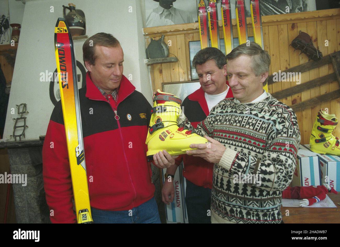 Zakopane 27.02.1994. Tatrzañskie Ochotnicze Pogotowie Ratunkowe (TOPR) otrzyma³o nowy sprzêt w darze od banku Powszechna Kasa Oszczêdnoœci Bank Pañstwowy (PKO BP). Ratownicy dostali narty i buty marki Salomon. NZ. Siedziba TOPR prz ul. Pi³sudskiego 53, dary przekazuje prezes PKO BP Andrzej Topiñski (P), prezes TOPR Wojciech Krok, ratownik Bogumi³ Paluszek. mw PAP/Jacek Bednarczyk Zakopane, Polonia, 27 febbraio 1994. Il presidente della PKO BP Bank Andrzej Topinski (R) dà un nuovo sci al soccorritore di Tatra Volontariato Search and Rescue (TOPR) Bogumil Paluszek e il presidente di TOPR Wojciech Kok a Zako Foto Stock