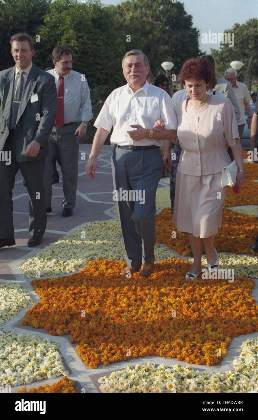 Indie Ahmedabad 06.03.1994. Wizyta prezydenta RP Lecha Wa³êsy w Republice Inii. Zwiedzanie œwi¹tyni Akshardham Swaminarayan. prezydent Lech Wa³êsa (2P) z ma³¿onk¹ Danut¹ (P), funkcjonariusz BOR Leszek Mazur (L), szef BOR genera³ brygady Miros³aw Gawor (2L), wchodz¹ do kompleksu œwi¹tynnego. js PAP/Janusz Mazur Ahmedabad, India, 06 marzo 1994. Presidente della Polonia Lech Walesa (2R) con la moglie Danuta Walesa (R) e l'ufficiale del Servizio di sicurezza Leszek Mazur (L) e il Capo del Servizio di sicurezza generale Miroslaw Gawor (2L) durante una visita al Tempio di Akshardham Swaminarayan ad Ahmedabad. Preside Foto Stock