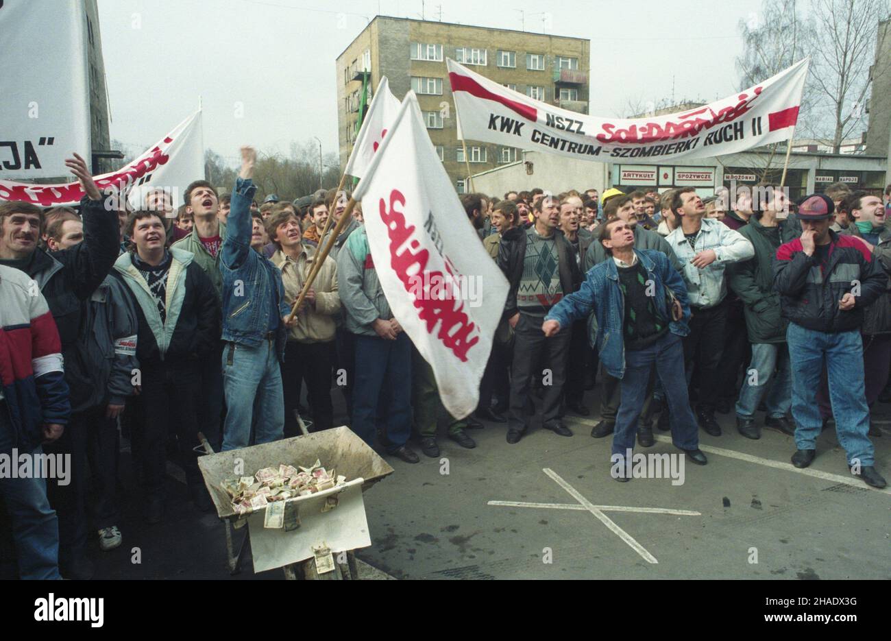 Radzionków 11.03.1994. Akcja protestacyjna przed budynkiem Bytomskiej Spó³ki Wêglowej, zorganisowana przez Niezale¿ny Samorz¹dny Zwi¹zek Zawodowy Solidarnoœæ (NSZZ Solidarnoœæ). Zwi¹zek domaga siê rekompensaty wzrostu kosztów utrzymania oraz przestrzegania ustaw Paktu o Przedsiêbiorstwie Pañstwowym. NZ. protestuj¹cy dla ¿artu wrzucali na tactzki pieni¹dze na premiê dla dyrektora Spó³ki. js PAP/Stanis³aw Jakubowski Radzionkow 11 marzo 1994. Un'azione di protesta di fronte alla Bytomska Coal Company organizzata dal sindacato indipendente e autogovernante di solidarietà (NSZZ Solidarnosc) in domanda Foto Stock