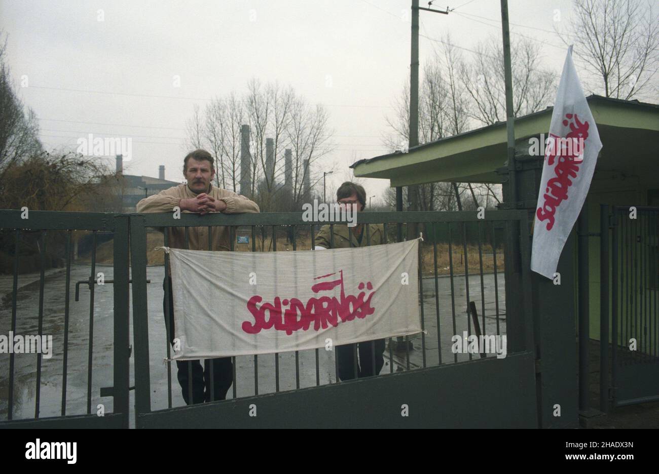 Kraków 08.03.1994. Strajk strzegawczy pracowników Huty im. Tadeusza Sendzimira, zorganisowany przez Niezale¿ny Samorz¹dny Zwi¹zek Zawodowy Solidarnoœæ (NSZZ Solidarnoœæ). Zwi¹zek domaga siê rekompensaty wzrostu kosztów utrzymania oraz przestrzegania ustaw Paktu o Przedsiêbiorstwie Pañstwowym. js PAP/Jacek Bednarczyk Cracovia 08 marzo 1994. Uno sciopero all'acciaieria Tadeusz Sendzimir organizzato dal sindacato indipendente e autogovernante di solidarietà (NSZZ Solidarnosc) in domanda di compensazioni per l'aumento dei costi di vita e l'osservanza del Patto sulle imprese di Stato js Foto Stock