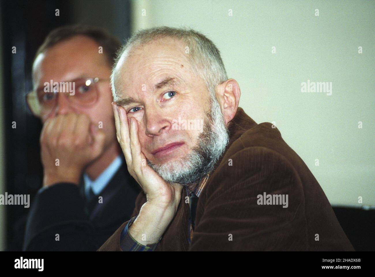 Warszawa 14.03.1994. S¹d Okrêgowy w Warszawie, proces redaktora naczelnego Gazety Polskiej Piotra Wierzbickiego, oskar¿onego przez by³ego marsza³ka Sejmu Wies³awa Chrzanowskiego o znies³awienie. GP opublikowa³a listê domniemanych agentów UB i SB (tzw. pista Macierewicza). NZ. Piotr Wierzbicki. mw PAP/Adam Urbanek Varsavia, Polonia, 14 marzo 1994. Piotr Wierzbicki (R) durante un processo nel tribunale distrettuale di Varsavia. Il processo dell'ex presidente Sejm Wieslaw Chrzanowski contro l'editore capo di Gazeta Polska Piotr Wierzbicki. Wierzbicki è stato accusato di libello dopo che Gazeta Polska ha pubblicato il Foto Stock