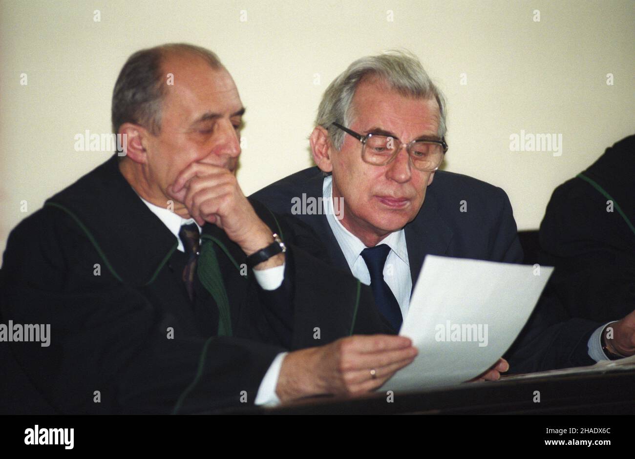 Warszawa 14.03.1994. S¹d Okrêgowy w Warszawie, proces redaktora naczelnego Gazety Polskiej Piotra Wierzbickiego, oskar¿onego przez by³ego marsza³ka Sejmu Wies³awa Chrzanowskiego o znies³awienie. GP opublikowa³a listê domniemanych agentów UB i SB (tzw. pista Macierewicza). NZ. Wies³aw Chrzanowski (P) i jego adwokat Czes³aw Jaworski (L). mw PAP/Adam Urbanek Varsavia, Polonia, 14 marzo 1994. Wieslaw Chrzanowski (R) e il suo avvocato Czeslaw Jaworski (L) durante un processo nel tribunale distrettuale di Varsavia. Il processo dell'ex presidente Sejm Wieslaw Chrzanowski contro l'editore capo di Gazeta Polska Piotr W. Foto Stock