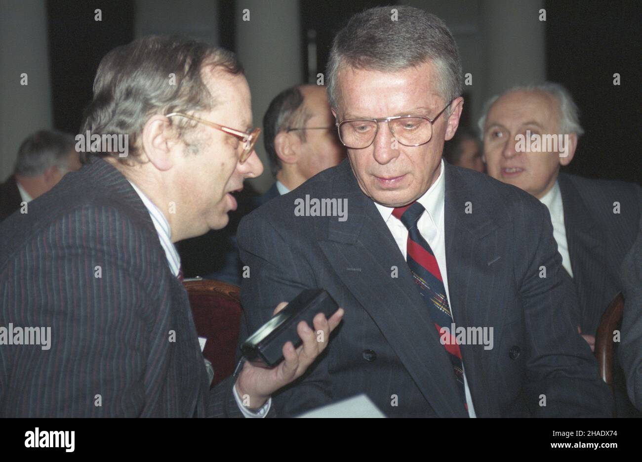 Warszawa 14.03.1994. Stowarzyszenie Kanonistów Polskich zorganizowa³o w Muzeum Kolekcji im. Jana Paw³a II konferencjê naukow¹ na temat Konkordatu zawartego przez rz¹d RP Hanny Suchockiej 28 lipca 1993 r., przed jego ratyfikacj¹. Wywiadu udziela prawnik karnista zastêpca szefa Kancelarii Prezydenta prawnik Lech Falandysz (C). mw PAP/Adam Urbanek Varsavia, Polonia, 14 marzo 1994. Avvocato, vicedirettore dell'Ufficio Presidenziale Lech Falandysz (C) durante un'intervista ad una conferenza sul concordato, firmata dal gabinetto Hanna Suchocka il 28 luglio 1993, prima della sua ratifica. Il conf Foto Stock