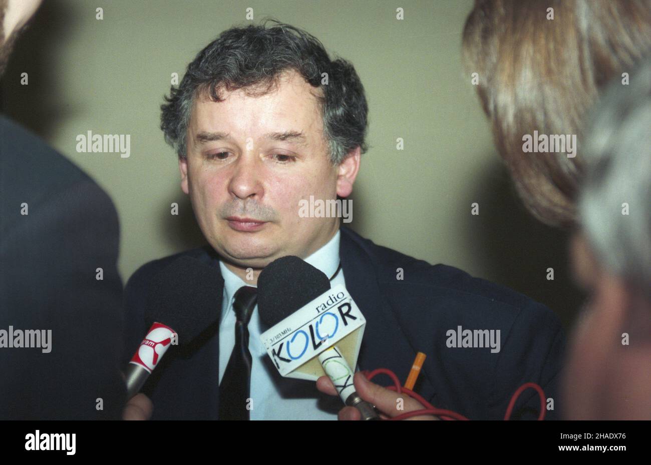 Warszawa 14.03.1994. S¹d Okrêgowy w Warszawie, proces redaktora naczelnego Gazety Polskiej Piotra Wierzbickiego, oskar¿onego przez by³ego marsza³ka Sejmu Wies³awa Chrzanowskiego o znies³awienie. GP opublikowa³a listê domniemanych agentów UB i SB (tzw. pista Macierewicza). NZ. œwiadek oskar¿enia prezes partii Porozumienie Centrum Jaros³aw Kaczyñski udziela wywiadu. mw PAP/Adam Urbanek Varsavia, Polonia, 14 marzo 1994. Testimone dell'accusa, leader del Centro accordo Party (PC) Jaroslaw Kaczynski parla durante l'intervista al Tribunale distrettuale di Varsavia. Il processo dell'ex Sejm Speaker Wieslaw C. Foto Stock