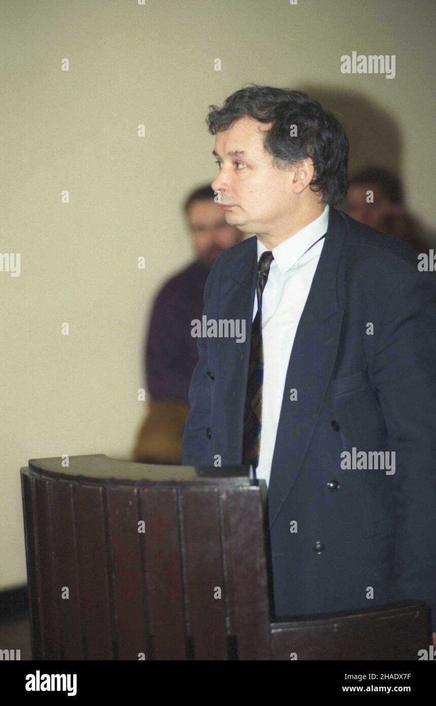 Warszawa 14.03.1994. S¹d Okrêgowy w Warszawie, proces redaktora naczelnego Gazety Polskiej Piotra Wierzbickiego, oskar¿onego przez by³ego marsza³ka Sejmu Wies³awa Chrzanowskiego o znies³awienie. GP opublikowa³a listê domniemanych agentów UB i SB (tzw. pista Macierewicza). Zeznaje prezes partii Porozumienie Centrum Jaros³aw Kaczyñski - œwiadek oskar¿enia. mw PAP/Adam Urbanek Varsavia, Polonia, 14 marzo 1994. Testimone dell'accusa, leader del Centro accordo Party (PC) Jaroslaw Kaczynski testimonia durante un processo presso il Tribunale distrettuale di Varsavia. Il processo dell'ex Sejm Speaker Wieslaw Chrzan Foto Stock