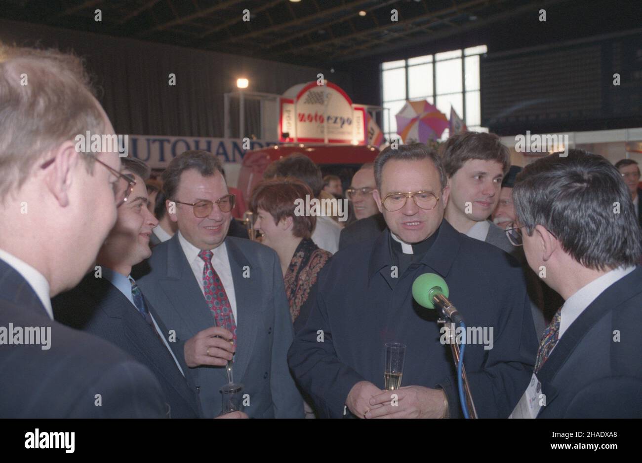 Gdañsk 17.03.1994. III Miêdzynarodowe Targi Motoryzacyjne Motoexpo 94 (17-21.03.1994) odbywa³y siê pod has³em ekologia i Bezpieczeñstwo. m.in. WicePremier i Minister sprawiedliwoœci W³odzimierz Cimoszewicz (L), ksi¹dz pra³at Henryk Jankowski (2P). mta PAP/Stefan Kraszewski Danzica, Polonia, 17 marzo 1994. Vice primo Ministro e Ministro della Giustizia Wlodzimierz Cimoszewicz (L) e Prelate Henryk Jankowski (2-R) al Salone Internazionale del motore Motoexpo '94 di Danzica del 3rd. La fiera Motor Expo è dedicata all'ecologia e alla sicurezza nel settore automobilistico e si svolge dal 17 al 21 marzo a Danzica. PAP/STEFAN KRASZEWSKI Foto Stock