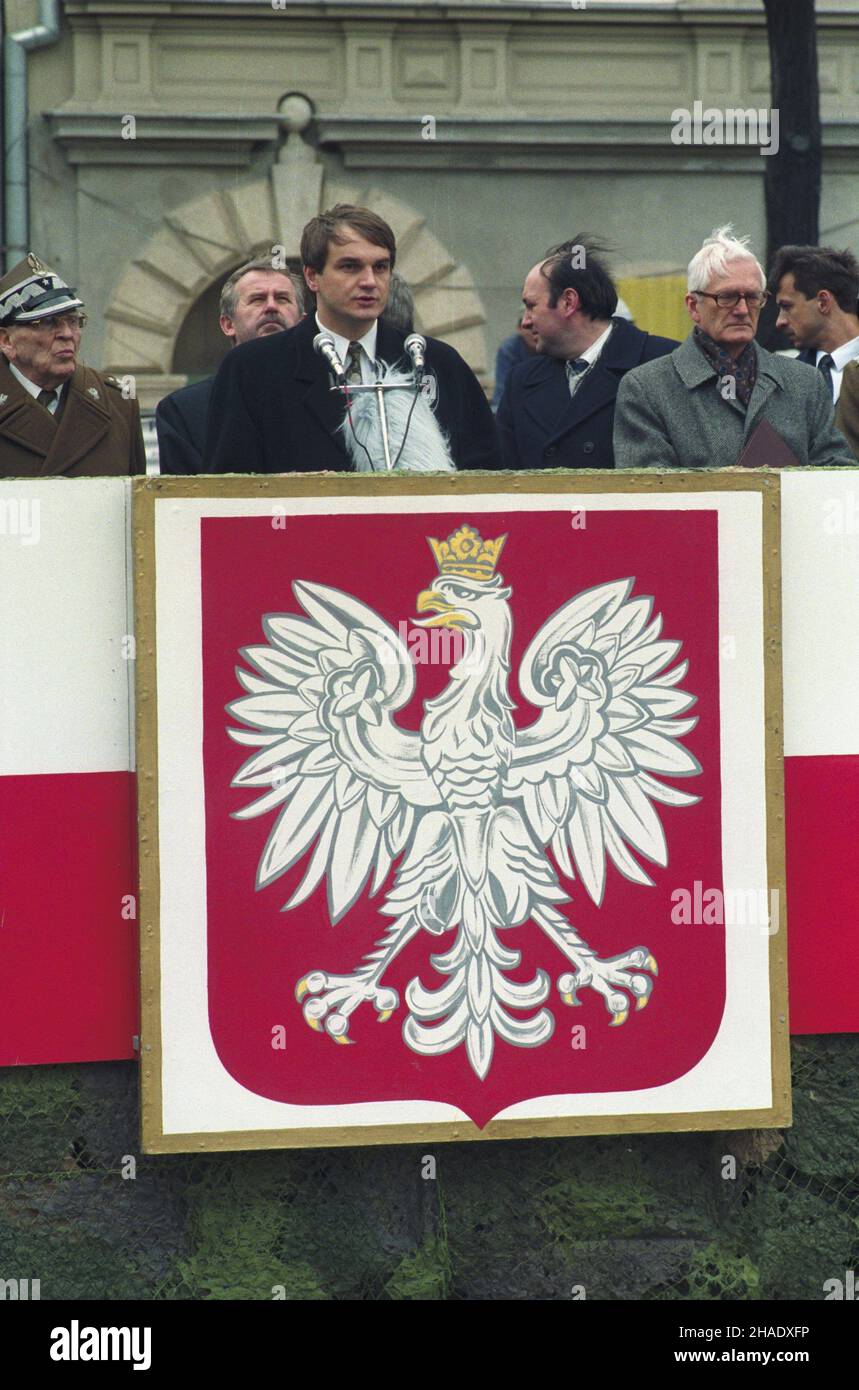 Kraków 24.03.1994. Uroczystoœci z okazji 200. Rocznicy wybuchu insurekcji koœciuszkowskiej. Delegacja w³adz pañstwowych na Wawelu. m.in. wojewoda krakowski Tadeusz Piekarz (2L), Premier RP Waldemar Pawlak (3L), szef Kancelarii Prezydenta RP Janusz Zió³kowski (2P). mta PAP/Jacek Bednarczyk Cracovia, Polonia, 24 marzo 1994. Il primo ministro polacco Waldemar Pawlak (3-L), il capo della Cancelleria presidenziale Janusz Ziolkowski (2-R) e il voivode di Cracovia Tadeusz Piekarz (2-L) durante una cerimonia di commemorazione del 200th anniversario di Kosciuszko a Wawel a Cracovia. La rivolta di Koœciuszko era una rivolta contro di loro Foto Stock