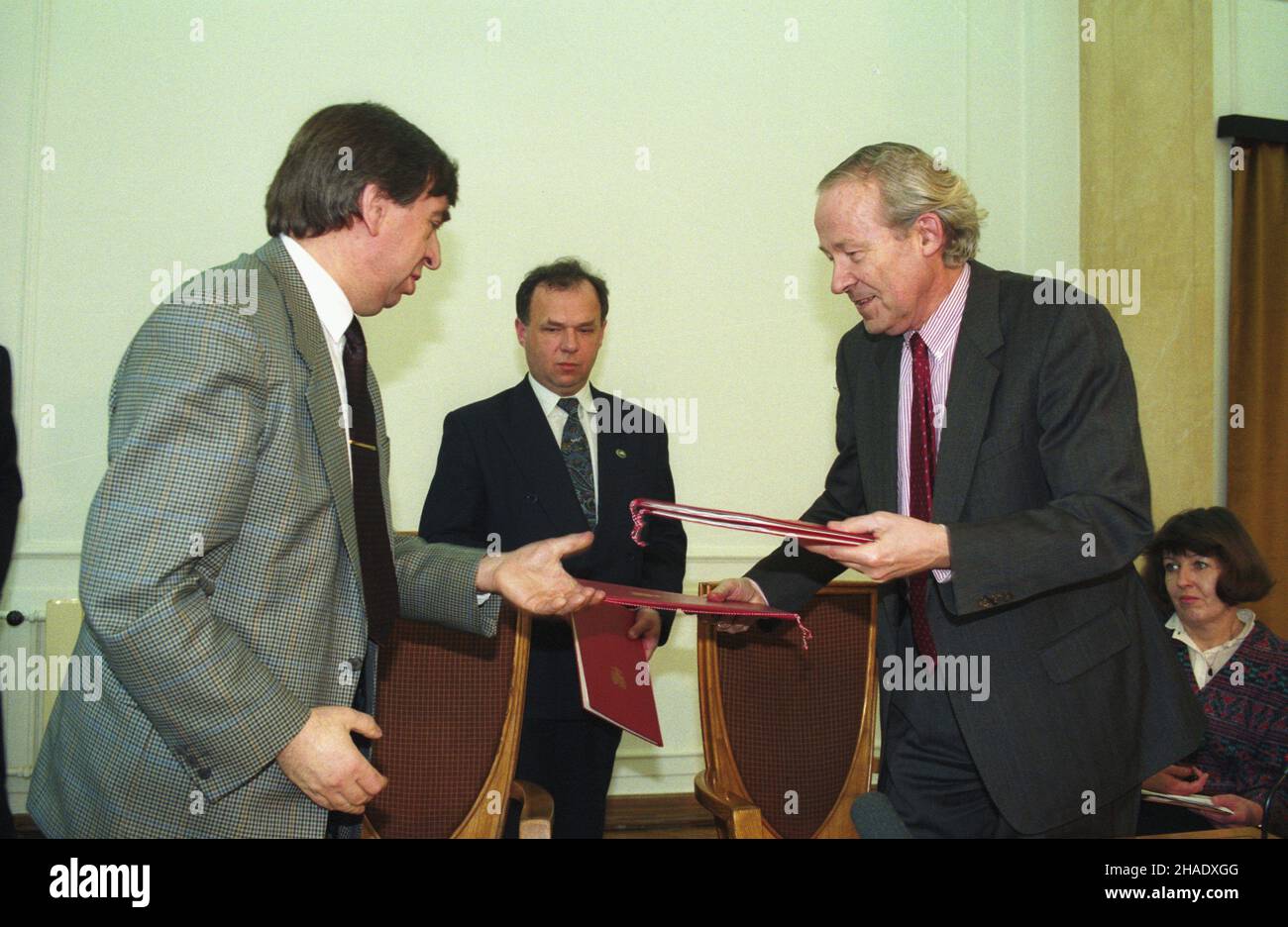 Warszawa 31.03.1994. Realizacja programu europejskiej pomocy finansowej dla polskich banków i rynku kapita³owego oraz komisji Papierów wartoœciowych. NZ. Podpisanie umowy w Ministerstwie Finansów pomiêdzy p.o. min. finansów RP Henrykiem Chmielakiem (L) i zefem Przedstawicielstwa Wspólnot Europejskich (WE) w Polsce Aleksandrem Dijckmeesterem (2P). mw PAP/Maciej Belina Brzozowski Varsavia 31 marzo 1994. Assistenza finanziaria europea alle banche polacche e alla commissione sui mercati dei capitali e dei titoli. Nella foto: La firma di un accordo correlato presso il Ministero delle Finanze tra l'atto della Polonia Foto Stock