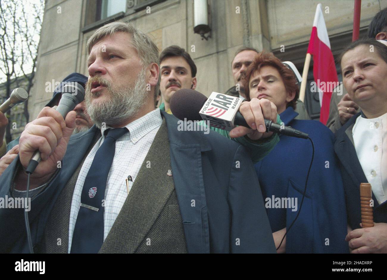 Warszawa 14.04.1994. Bia³y Marsz - akcja protestacyjna pracowników S³u¿di Zdrowia - przeszed³ spod gmachu Ministerstwa Finansów pod Urz¹d Rady Ministrów. Domagano siê zwiêkszenia nak³adów na ochronê zdrowia. NZ. przed gmachem Ministerstwa Finansów przemawia przewodnicz¹cy Regionu Mazowsze Niezale¿nego Samorzadnego Zwi¹zku Zawodowego Solidarnoœæ (NSZZ S) Maciej Jankowski. mw PAP/Zbigniew Matuszewski Varsavia 14 aprile 1994. La marcia Bianca, l'azione di protesta sanitaria in richiesta di ulteriori spese per il settore che passa dalla sede del Ministero delle Finanze all'edificio che ospita i conti Foto Stock