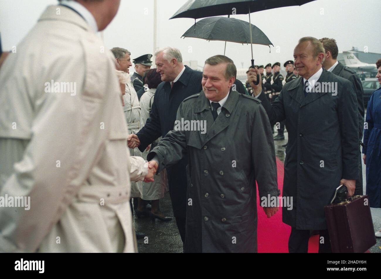 Litwa Wilno 27.04.1994. Wizyta prezydenta RP Lecha Wa³êsy (C) na Litwie w dniach 26 i 27 kwietnia. NZ. Cerimonia po¿egnania na lotnisku. W g³êbi Prezydent Republiki Litewskiej Algirdas Brazauskas, z prawej prawej Janusz Œwitkowski z Ministerstwa Spraw Zagranicznych. mw PAP/Maciej Belina Brzozowski Lituania Vilnius 27 aprile 1994. Il Presidente della Polonia Lech Walesa ha effettuato una visita in Lituania il 26 e 27 aprile. Cerimonia di congedo all'aeroporto. Sullo sfondo il presidente lituano Algirdas Brazauskas, da destra Janusz Switkowski del Ministero degli Affari Esteri polacco. mw PAP/Maciej Foto Stock