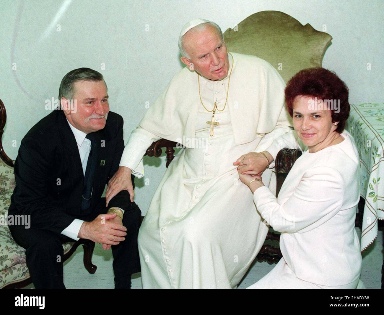 Rzym, W³ochy. 19.05.1994. Prezydent Lech Wa³êsa (L) z ma³¿onk¹ Danut¹ (P) odwiedzili papie¿a Jana Paw³a II w klinice Gemelli. (kru) PAP/Maciej B. Brzozowski Roma, Italia, 19.05.1994. Il Presidente Polonia Lech Walesa (L) con la moglie Danuta (R) ha incontrato il Papa Giovanni Poul II (C) presso l'Ospedale didattico Agostino Gemelli di Roma. (kru) PAP/Maciej B. Brzozowski Foto Stock