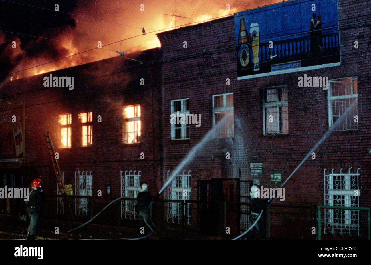 Gdañsk, 24.11.1994. Podczas koncertu zespo³u vita d'oro promuj¹cego sw¹ now¹ p³ytê pt. 'Natura', w Hali widowiskowo-sportowej Stoczni Gdañskiej wybuch³ gwa³towny po¿ar, w wyniku którego zginê³y trzy osoby a kilkadziesi¹t zosta³o ciê¿ko poparzonych. Hala sp³onê³a doszczêtnie. miejsce tragedii podczas akcji gaœniczej. pp PAP/Stefan Kraszewski Foto Stock