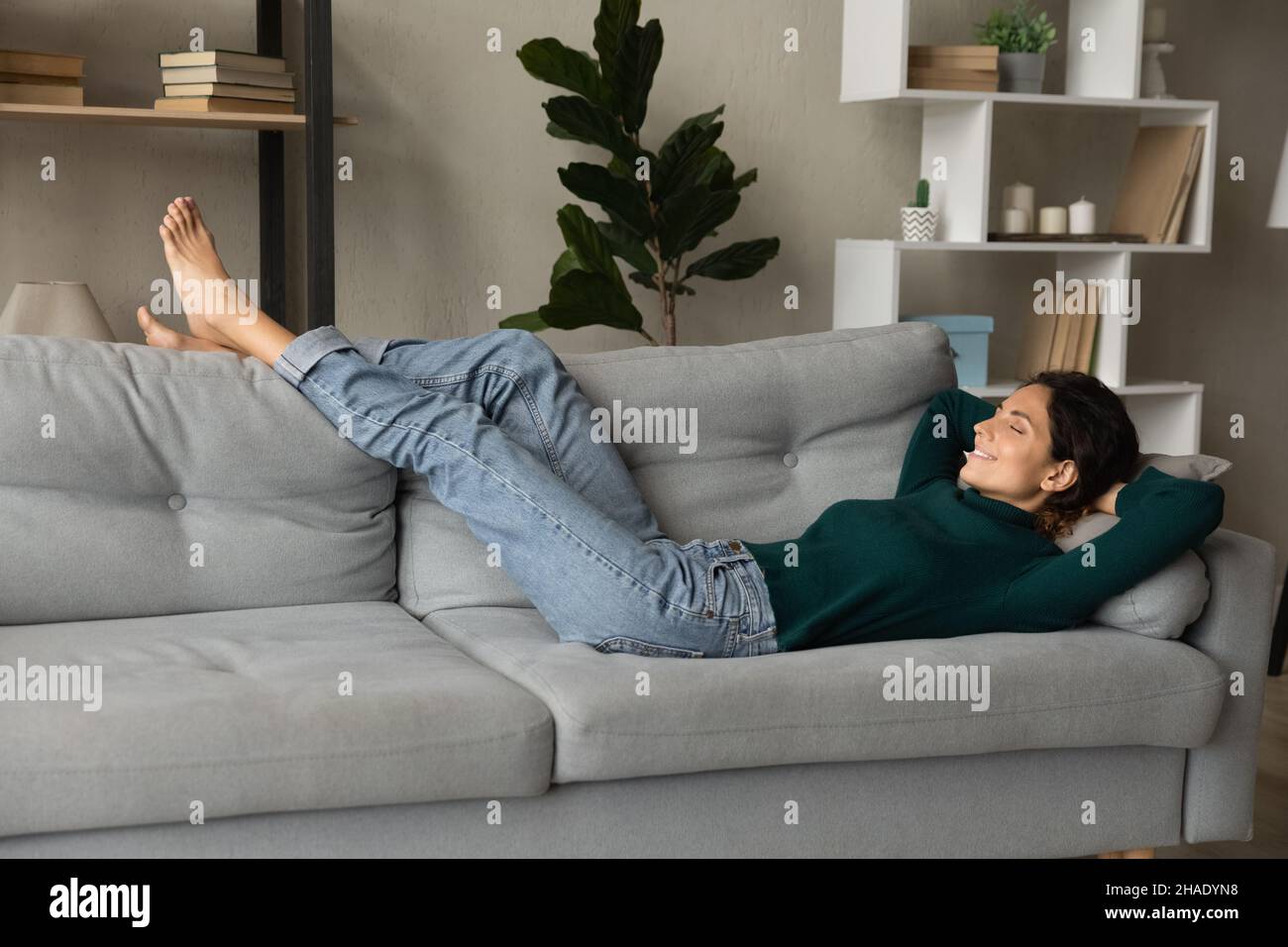 Calma ispanica donna rilassarsi a casa prendendo pisolino Foto Stock