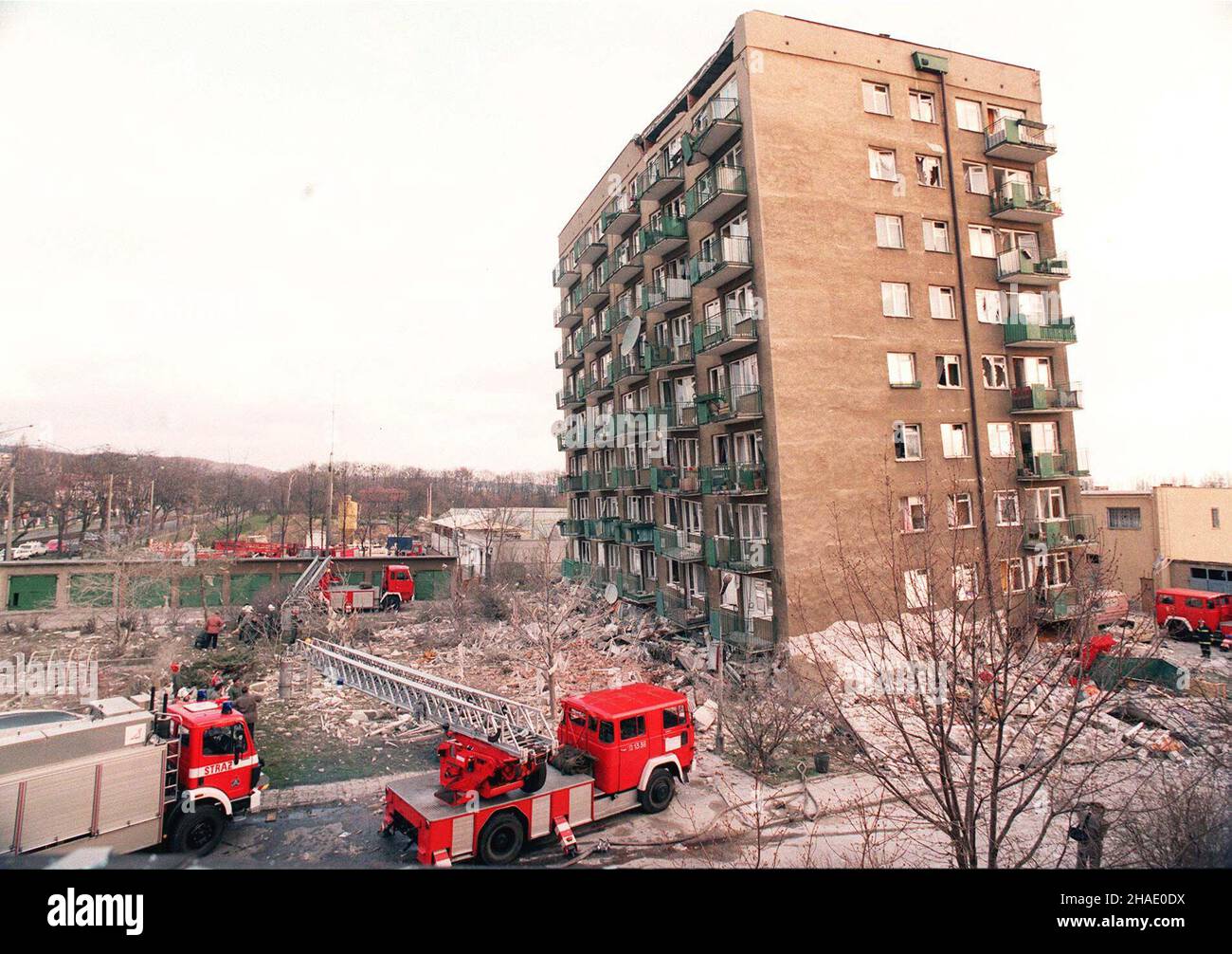 Gdañsk, 17.04.1995. Akcje ratownicza, po wybuchu gazu w budynku mieszkalnym w Gdañsku, w dzielnicy Strzy¿a. (signor) PAP/Stefan Kraszewski Danzica, 17.04.1995. Servizi di soccorso dopo l'esplosione di gas nel blocco di appartamenti a Danzica. (signor) PAP/Stefan Kraszewski Foto Stock