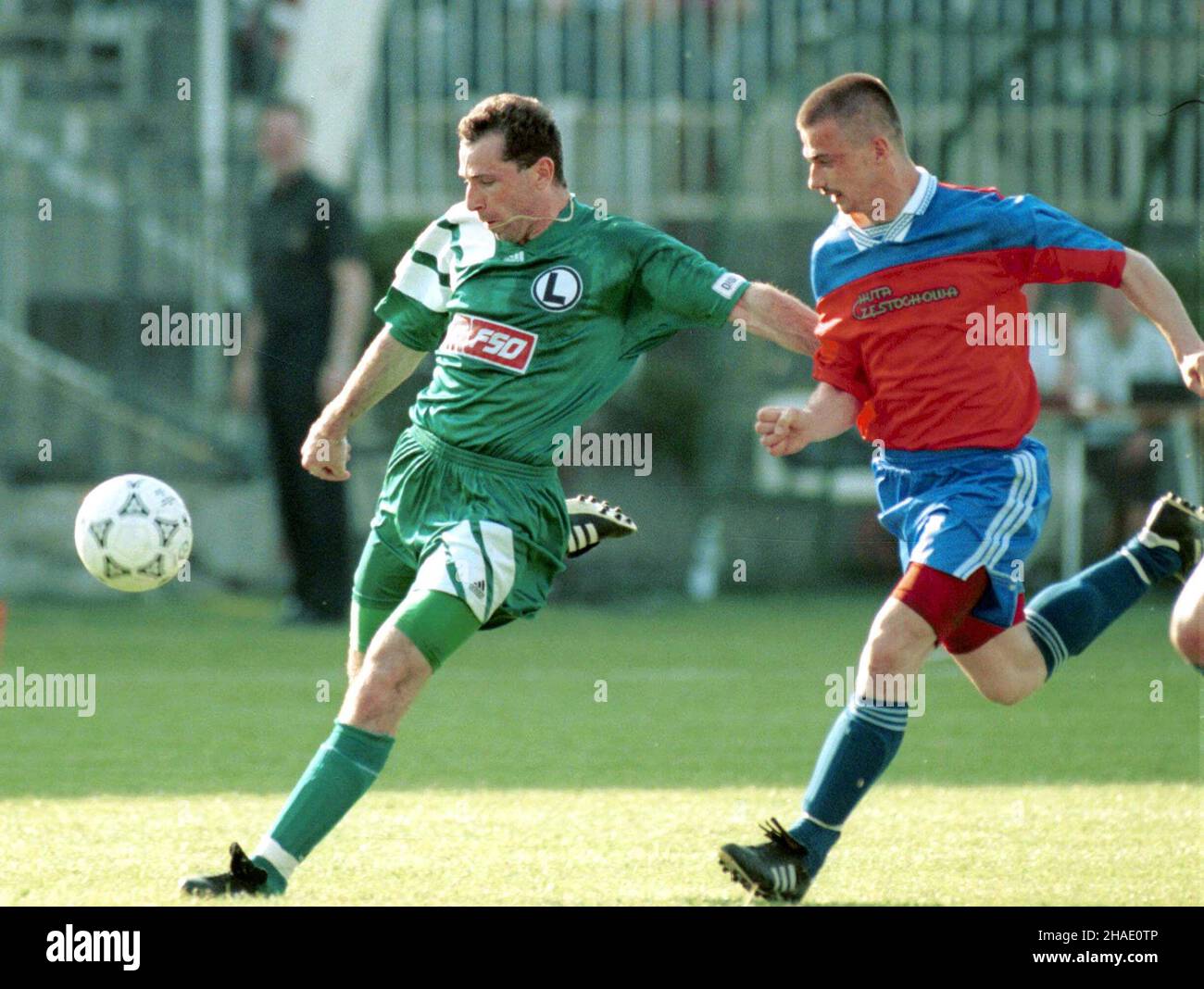 Warszawa, 31.05.1995. Mecz pierwszej ligi pi³karskiej Legia Warszawa vs. Raków Czêstochowa. Na zdjêciu: Jerzy Podbro¿ny (L) z Legii i Pawe³ Skrzypek (P) z Rakowa. (sig.) PAP/Piotr Teodor Walczak Varsavia, 31.05.1995. 1st gioco di lega Legia Warszawa contro Rakow Czestochowa. Nella foto: Jerzy Podbrozny di Legia (L) e Pawel Skrzypek (R) da Rakow. (sig.) PAP/Piotr Teodor Walczak Foto Stock