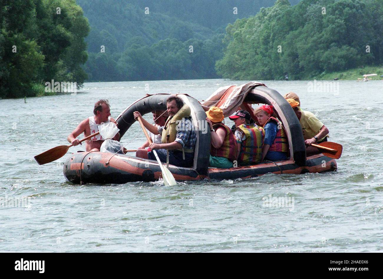 Sromowce, 16.06.1995. Ponton na Dunajcu. (sig.) PAP/Jacek Bednarczyk Sromowce, 16.06.1995. Il pontile parte dal porto turistico di Sromowce, girando lungo il fiume Dunajec. (sig.) PAP/Jacek Bednarczyk Foto Stock