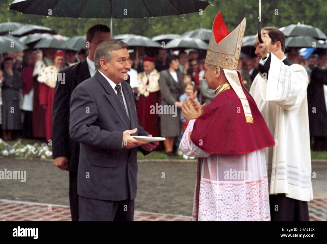 Szczecin, 18.06.1995. Wrêczenie encykliki Evangelium Vitae prezydentowi Lechowi Wa³êsie (L) przez Noncujsza Apostolskiego Józefa Kowalczyka (P) w Szczecinie na ods³oniêciu pomnika Papie¿a Jana Paw³a II. (sig.) PAP/Jerzy Undro Szczecin, 18.06.1995. Il presidente polacco Lech Walesa (L) riceve Evangelium Vitae dal nunzio Jozef Kowalczyk (R) durante la cerimonia di inaugurazione del monumento di Papa Giovanni Paolo II (sig.) PAP/Jerzy Undro Foto Stock