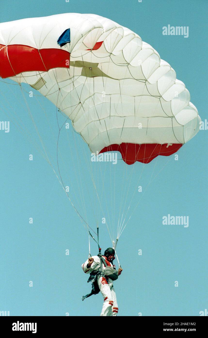 Gdynia, 02.07.1995. Skoki spadochronowe, podczas pokazów lotniczych Air Show'95 w Gdyni - Babich Do³ach. (signor) PAP/Stefan Kraszewski Gdynia, 02.07.1995. Parachuters durante l'Air Show'95 a Gdynia - Babie Doly. (signor) PAP/Stefan Kraszewski Foto Stock