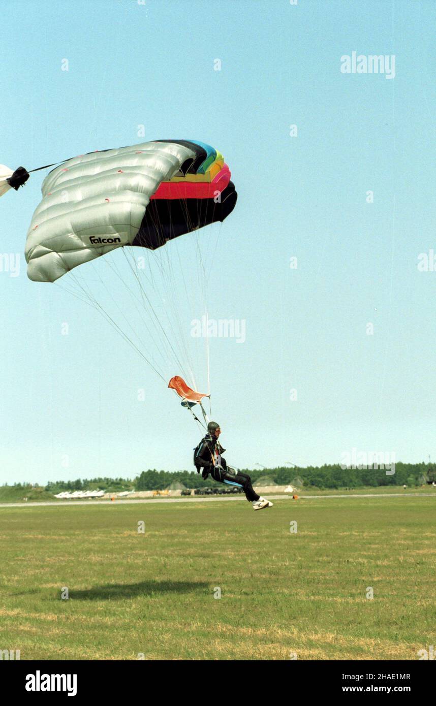 Gdynia, 02.07.1995. Skoki spadochronowe, podczas pokazów lotniczych Air Show'95 w Gdyni - Babich Do³ach. (signor) PAP/Stefan Kraszewski Gdynia, 02.07.1995. Parachuters durante l'Air Show'95 a Gdynia - Babie Doly. (signor) PAP/Stefan Kraszewski Foto Stock