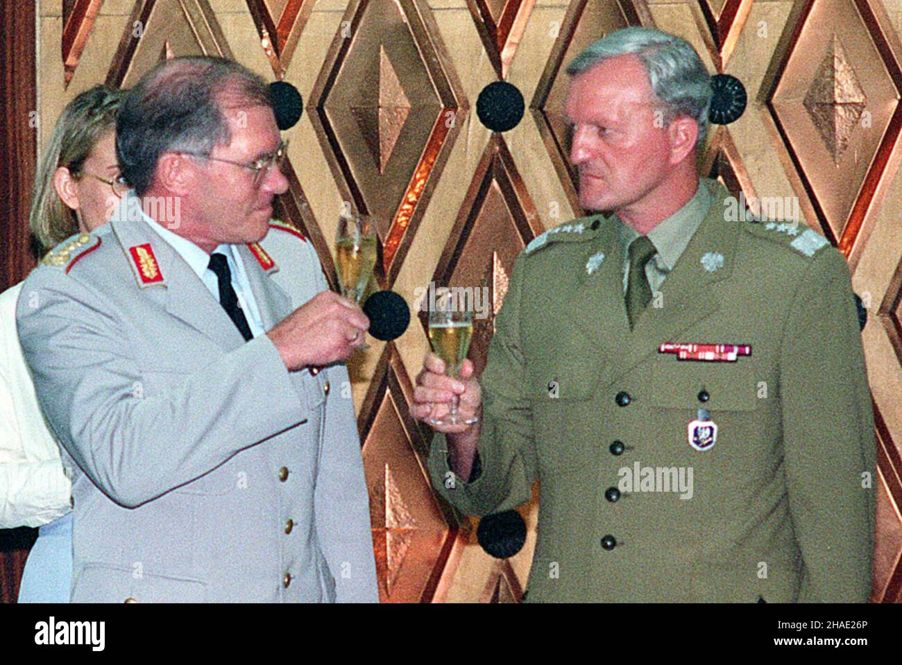 Poznañ, 19.07.1995. G³ówny Inspektor Bundeswehry genera³ Klaus Naumann (L) i Szef Sztabu Generalnego Wojska Polskiego genera³ broni Tadeusz Wilecki (P) podczas toastu po podpisaniu porozumienia pomiêdzy IV Korpusem Lotniczym WP, a III Dywizj¹ Lotnicz¹ Bundeswehry. (sig.) PAP/Remigiusz Sikora Foto Stock