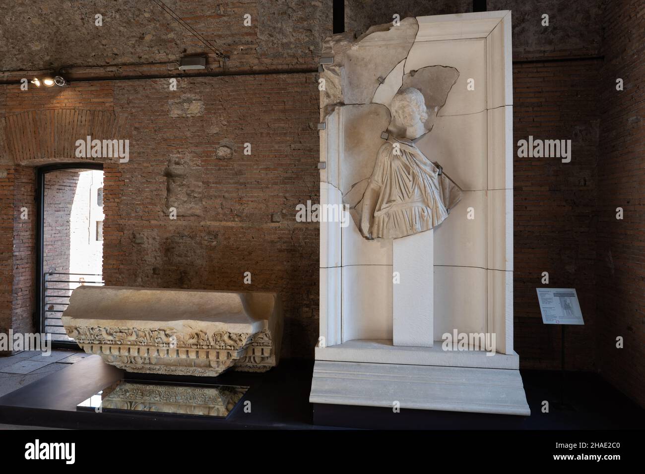 Roma, Italia, Museo dei fori Imperiali (Museo dei fori Imperiali), riassemblaggio di portici sottotetto del Foro di Nerva, 97 d.C. Foto Stock