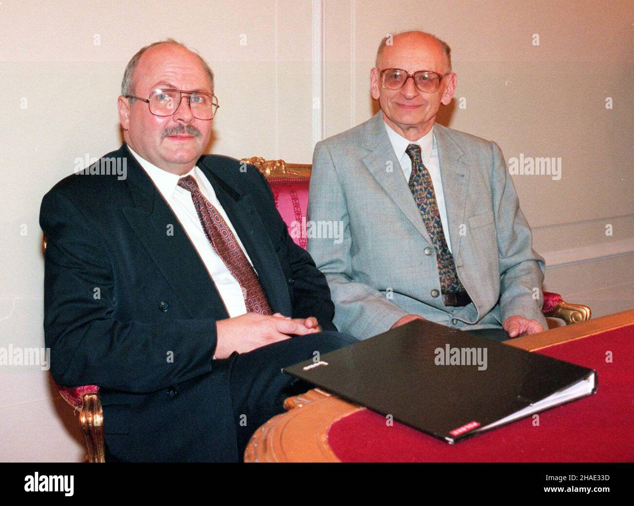 Warszawa, 17.09.1995. Ministro spraw zagranicznych RP W³adys³aw Baratoszewski (P) oraz ministro obrony i spraw zagranicznych ceco Josef Zieleniec (L) podczas spotkania w Warszawie. (ar/kru) PAP/Andrzej Rybczyñski Foto Stock