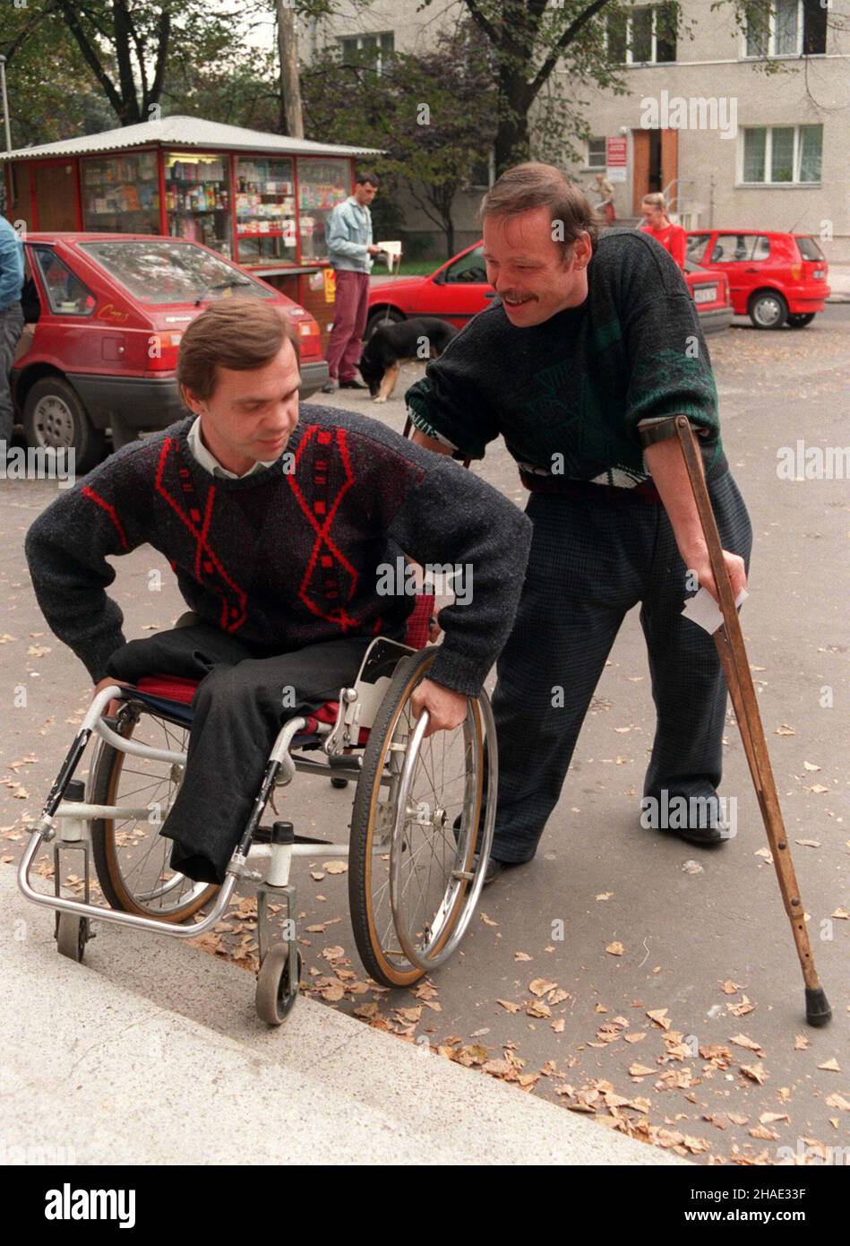 Opole, 14.09.1995. Niepe³nosprawni przymierzaj¹ siê do wejœcia po schodach do przychodni w Opolu. Schody do przychodni wojewódziej w Opolu s¹ barier¹ do pokonania (czêsto nie do pokonania), dla inwalidów. (kkk) PAP/Krzysztof Œwiderski Foto Stock